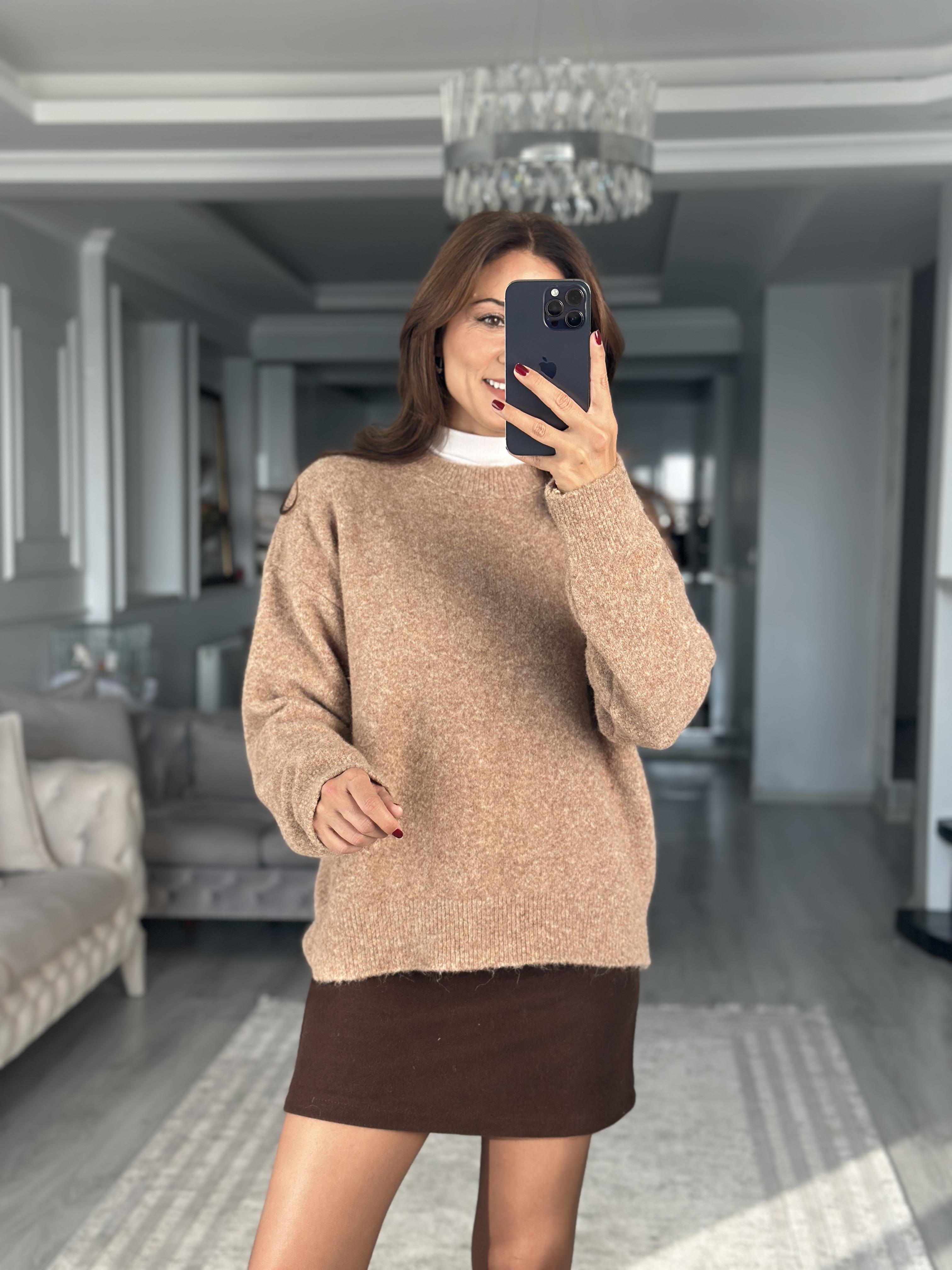 Koyu Bej Yumoş Bisiklet Yaka Oversize Kadın Triko Kazak