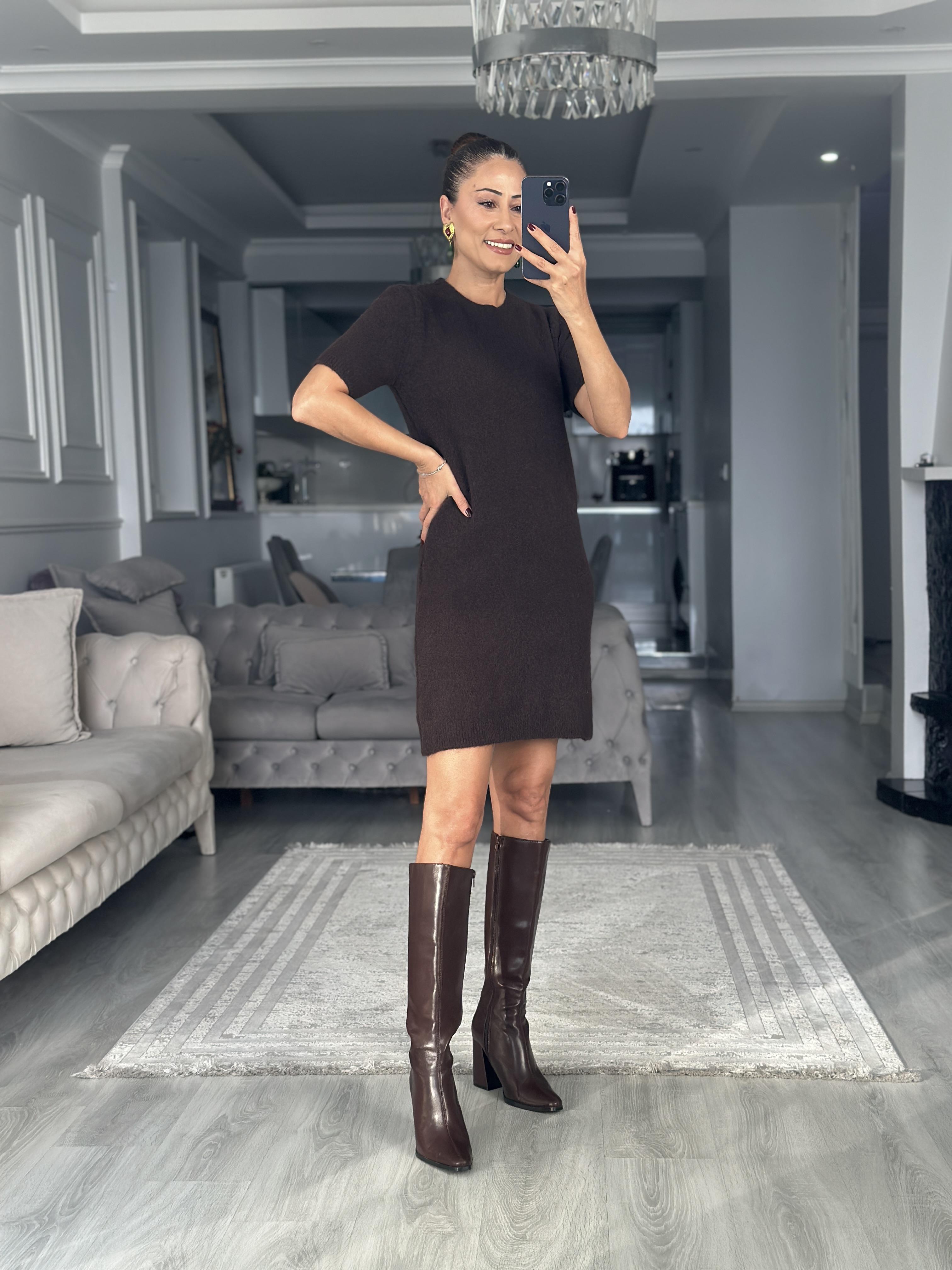 Koyu Kahverengi Bisiklet Yaka Kısa Kol Yumuşak Dokulu Kadın Triko Elbise