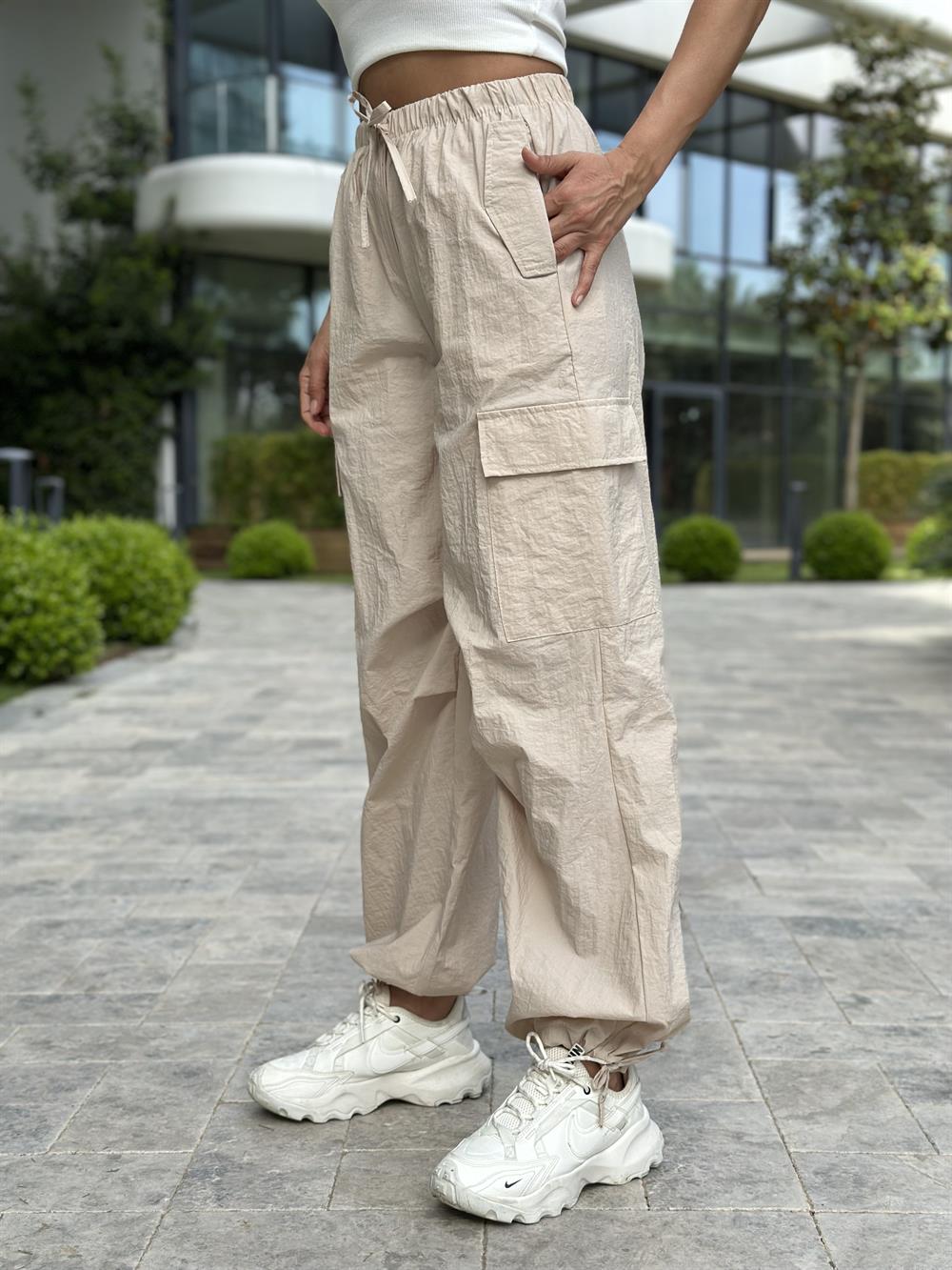 Krem Cebi Kapaklı Paça Bağcıklı Paraşüt Kadın Pantolon