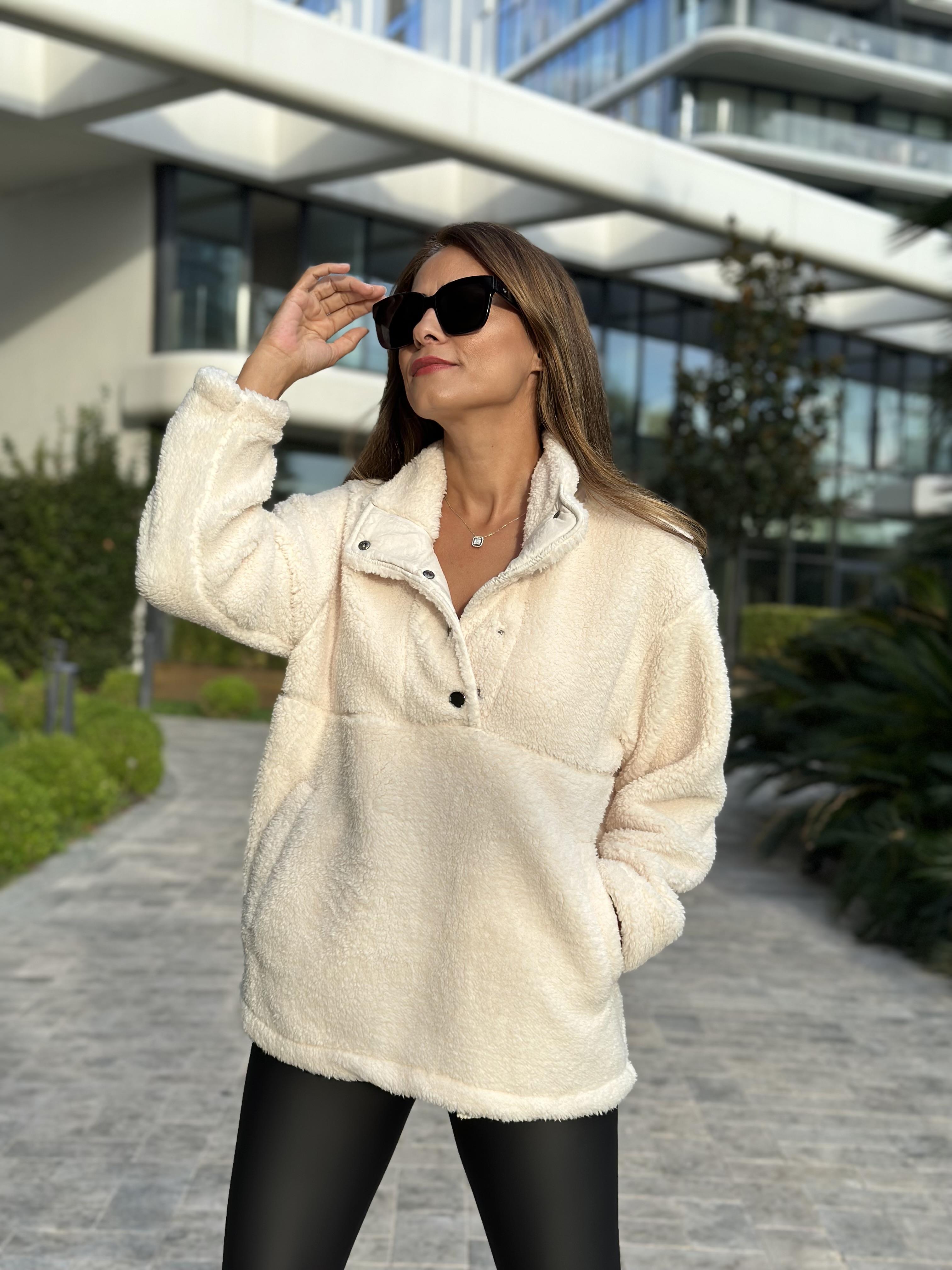 Krem Dik Yaka Dört Çıtçıt Düğmeli Peluş Kadın Sweatshirt