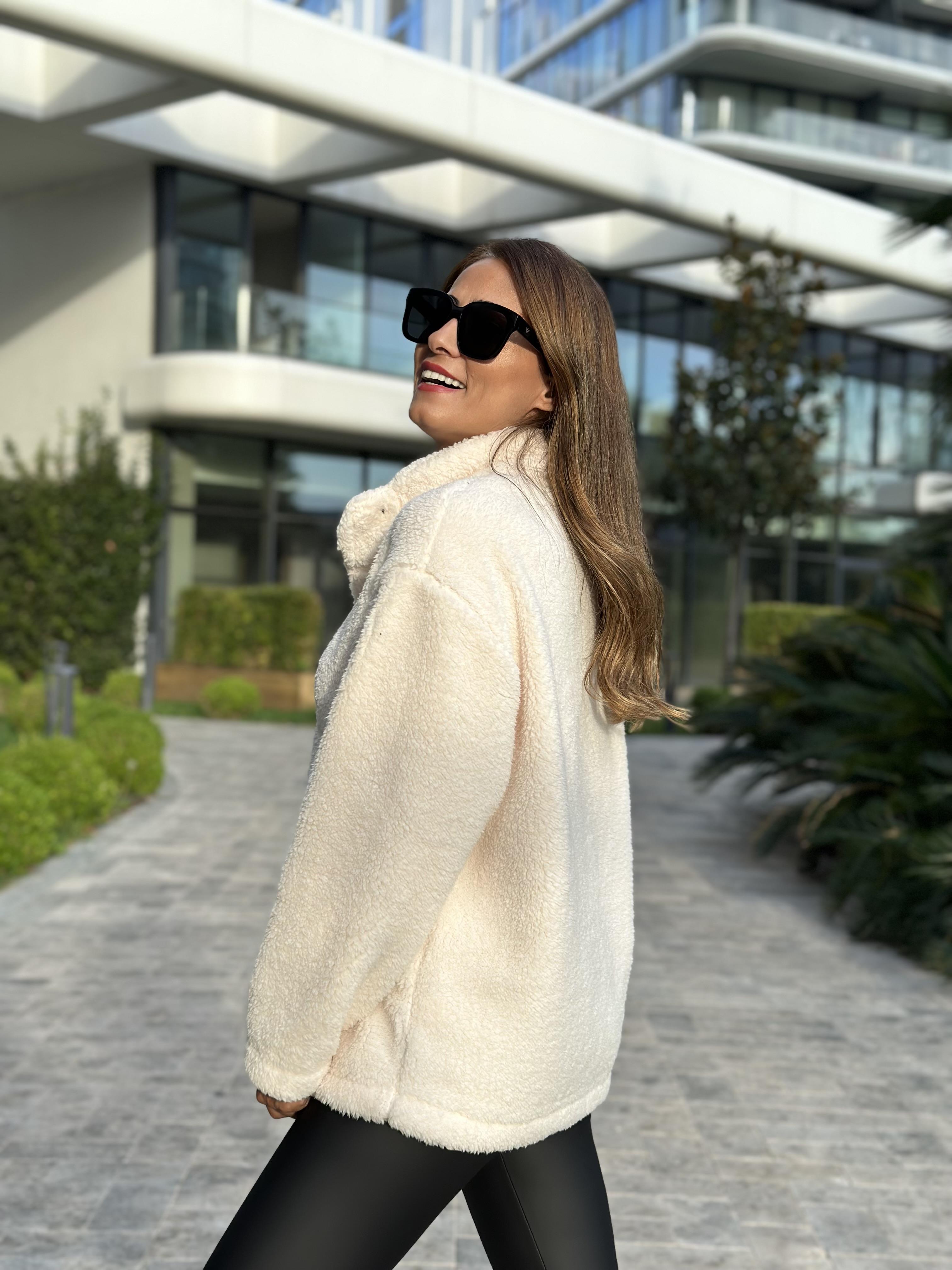 Krem Dik Yaka Dört Çıtçıt Düğmeli Peluş Kadın Sweatshirt