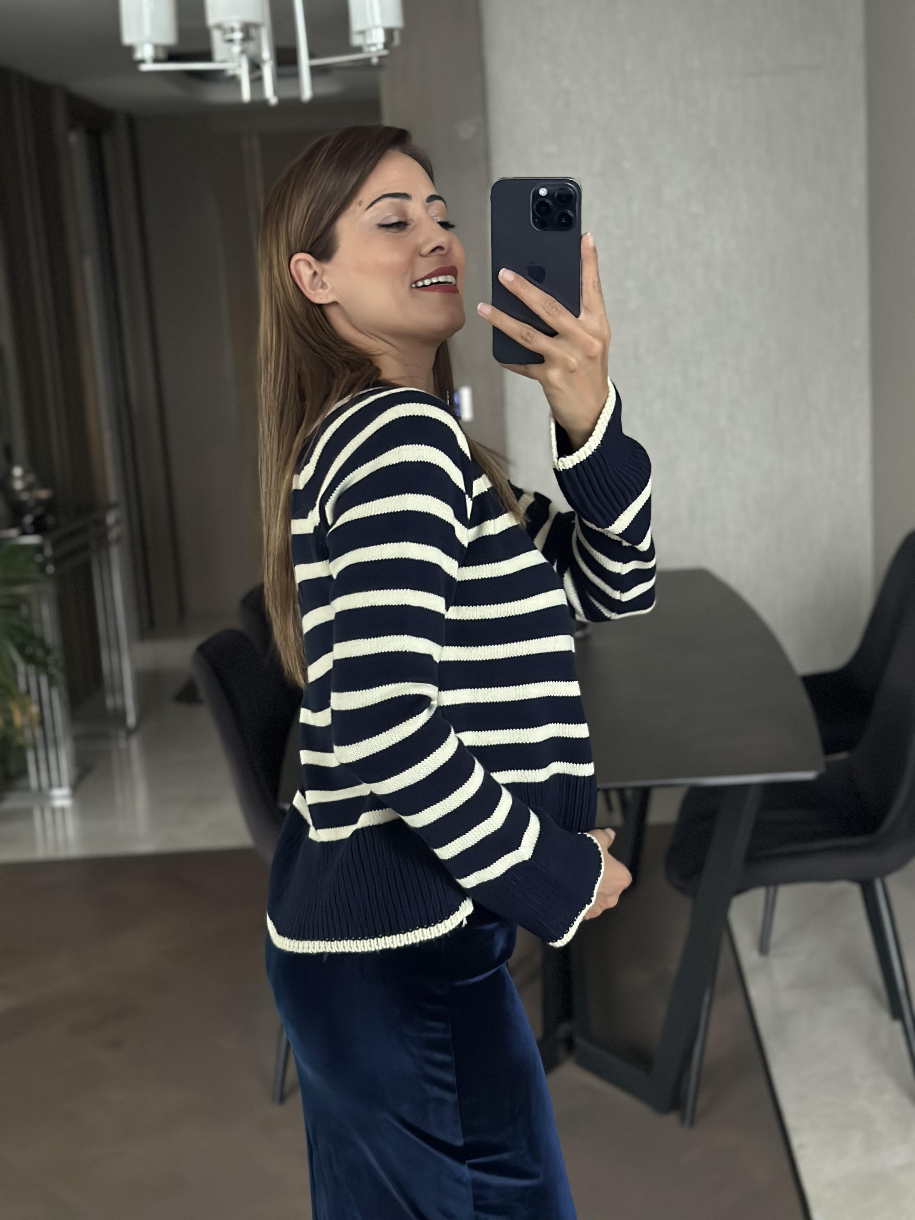 Lacivert Beyaz Çizgili Gold Düğmeli Kadın Hırka