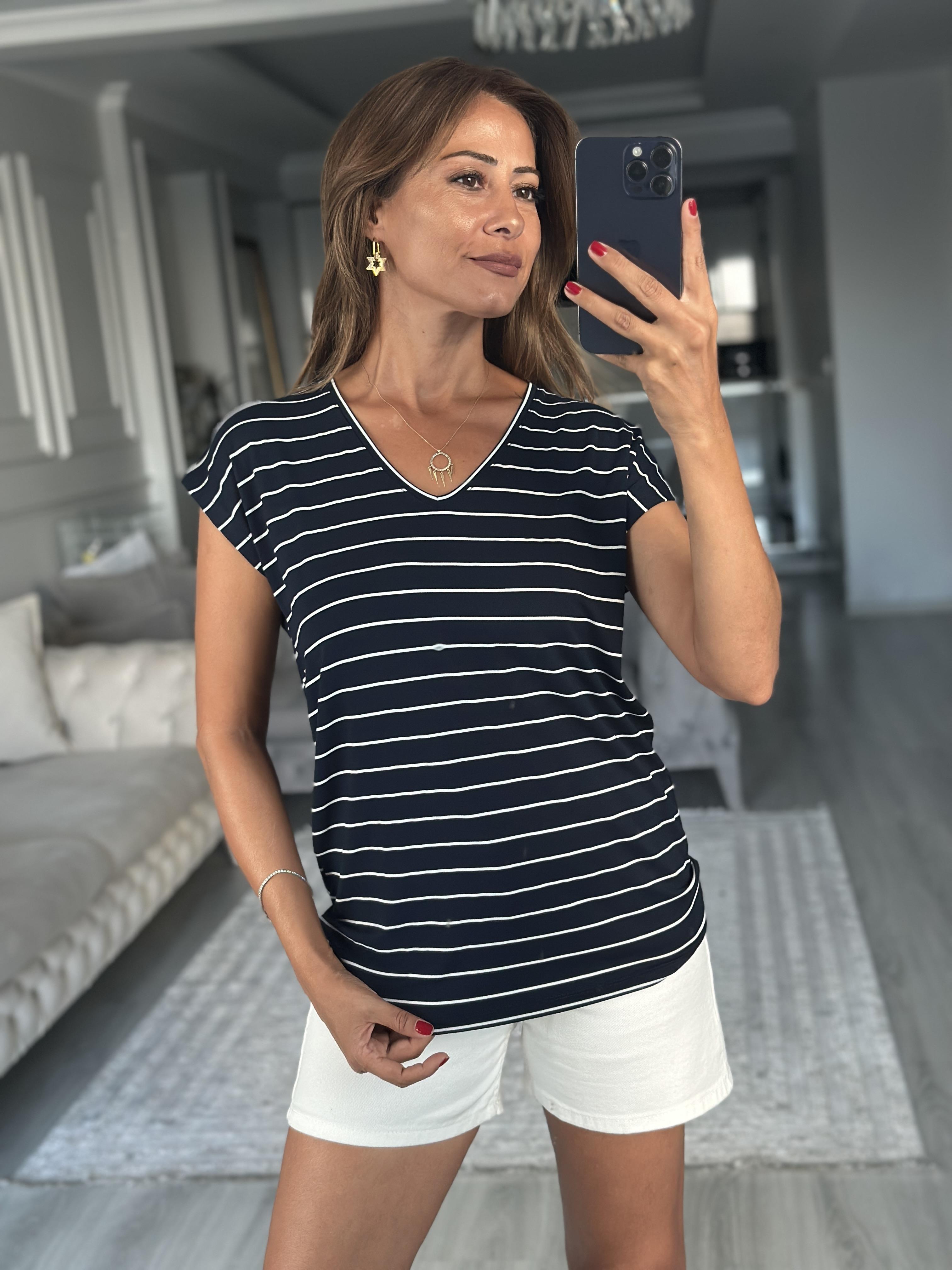 Lacivert Çizgili Ön Arka V Yaka Kısa Yarasa Kol Kadın T-Shirt