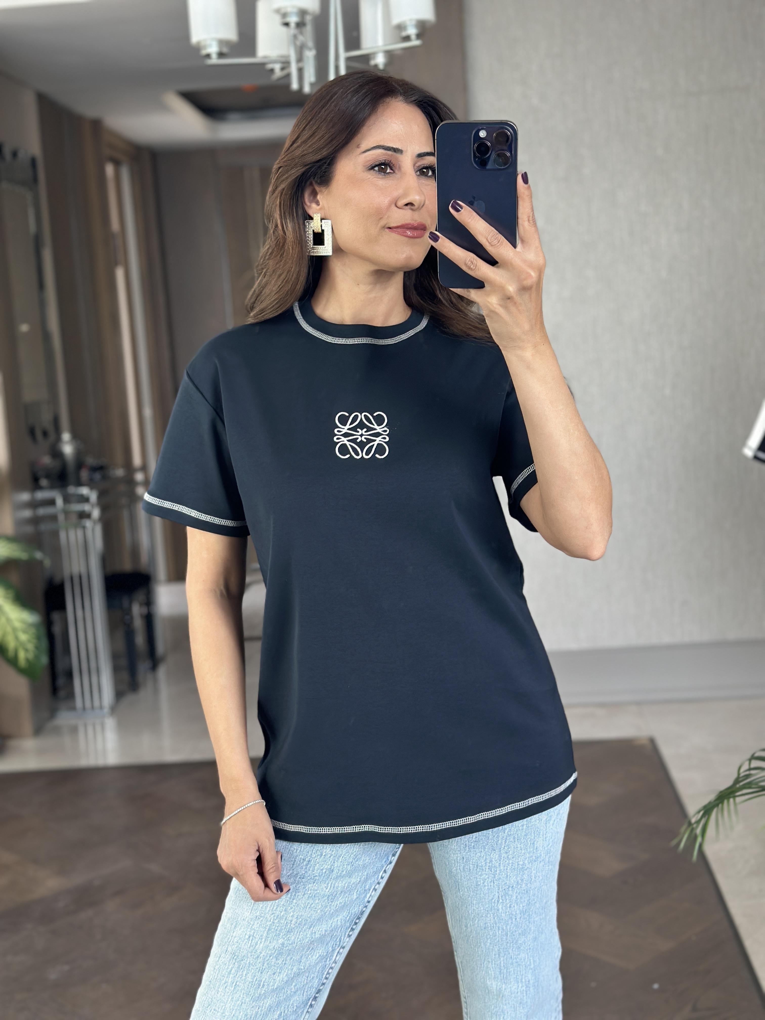 Lacivert Kare Nakış Detay Bisiklet Yaka Kadın T-Shirt