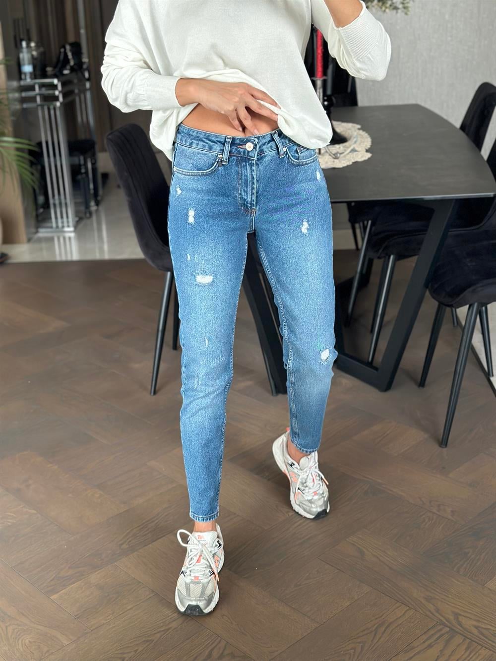 Mavi  Karol Yırtık Detay Mom Slim Fit Kadın Jean