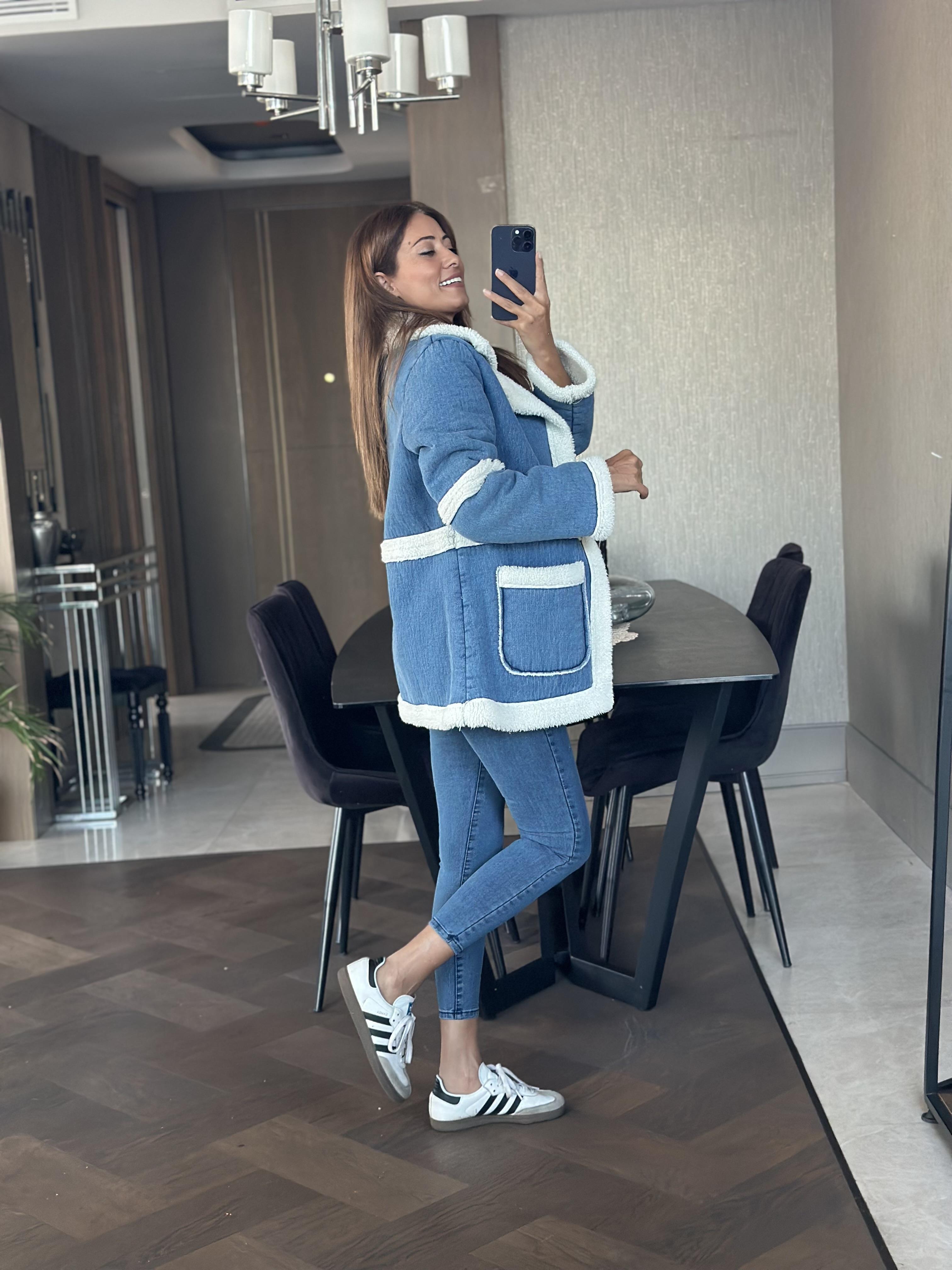 Mavi Tek Çıtlı Kıvırcık Lamineli Uzun Kadın Mont