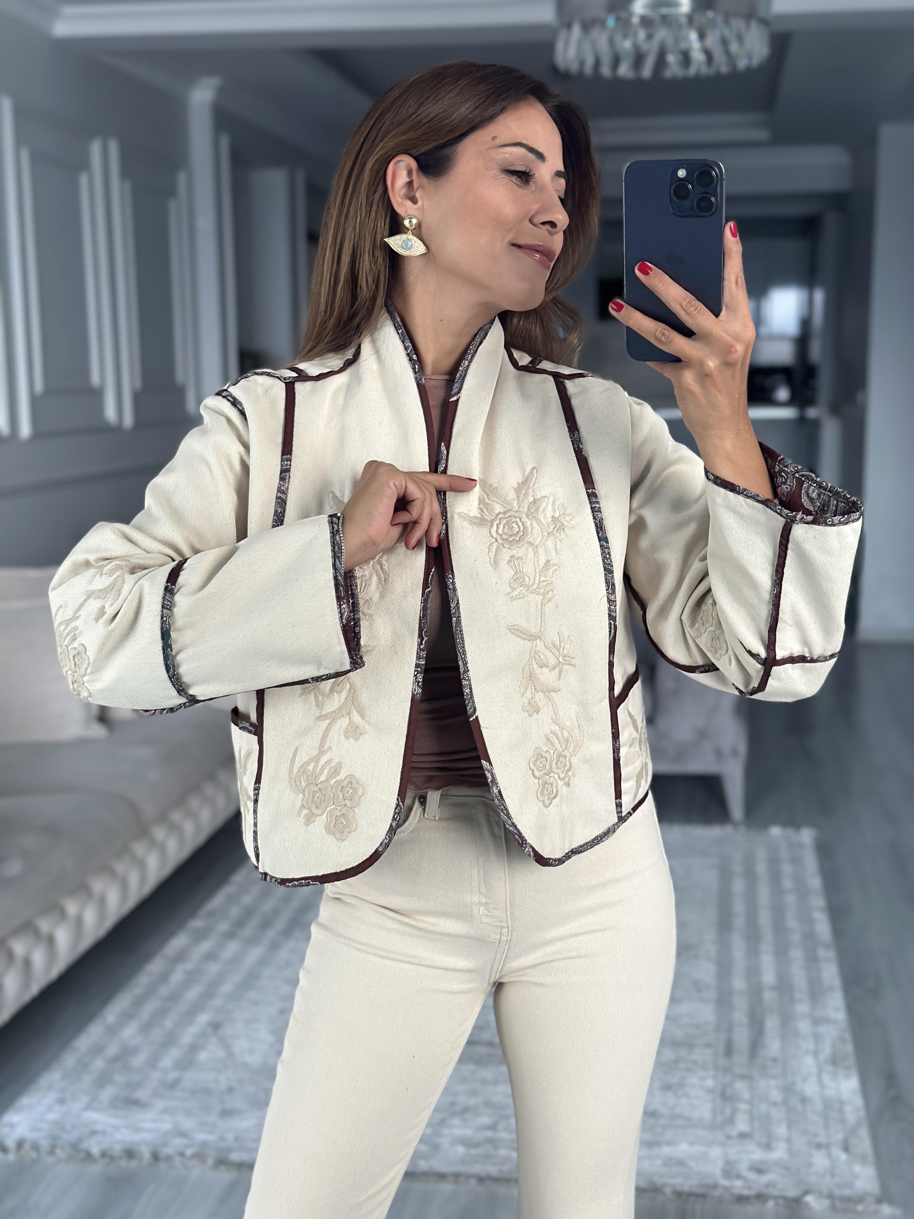 Naturel Çift Taraflı Nakışlı Kadın Kısa Ceket