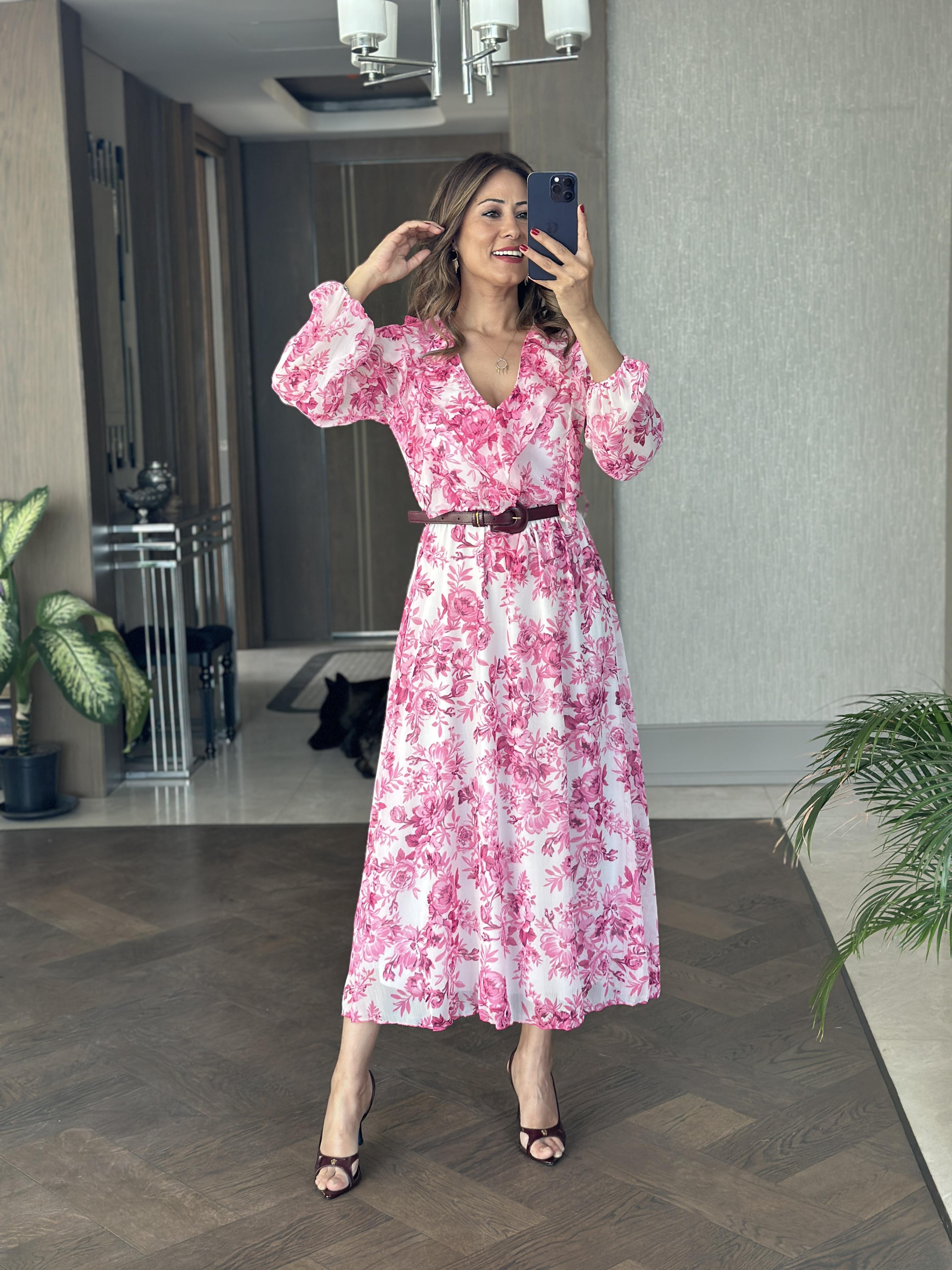 Pembe Çiçek Desenli Yakası Volanlı Kemerli Midi Boy Şifon Kadın Elbise 