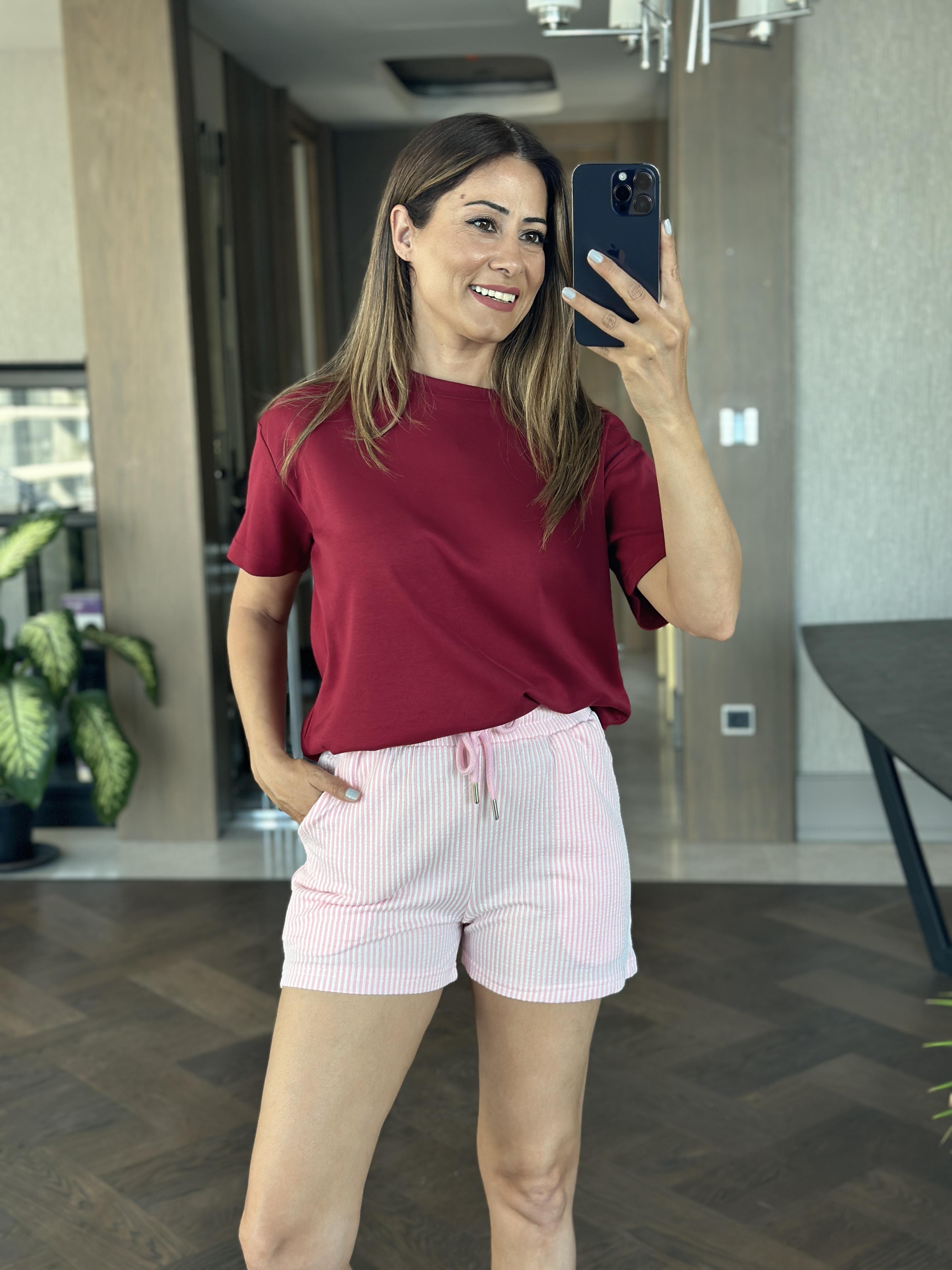 Pembe Çizgili Beli Lastikli Ve Bağcıklı Kadın Şort