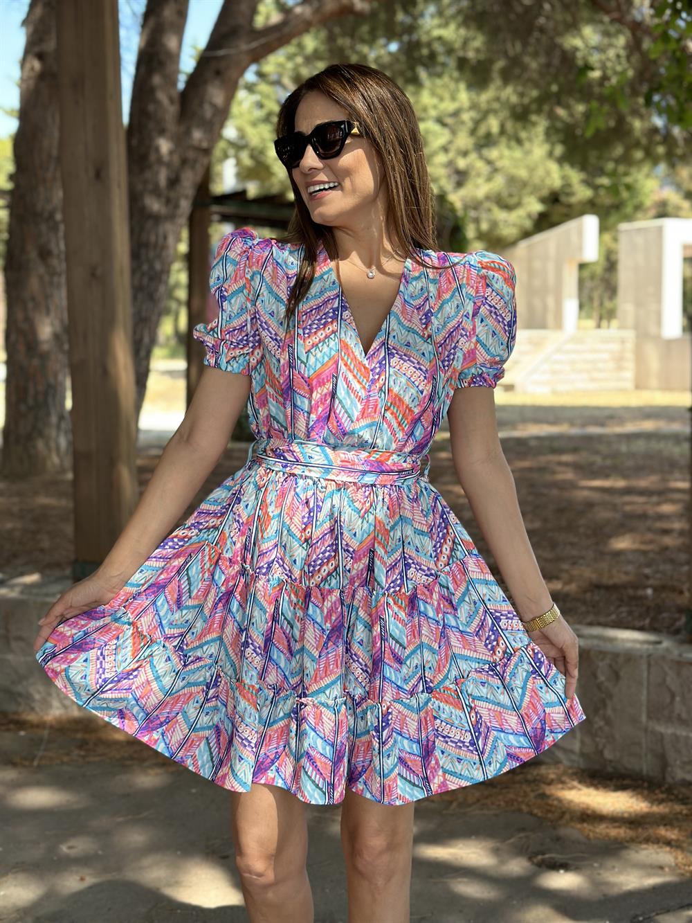 Pembe Desenli Balon Kol Vatkalı V Yaka Kadın Elbise