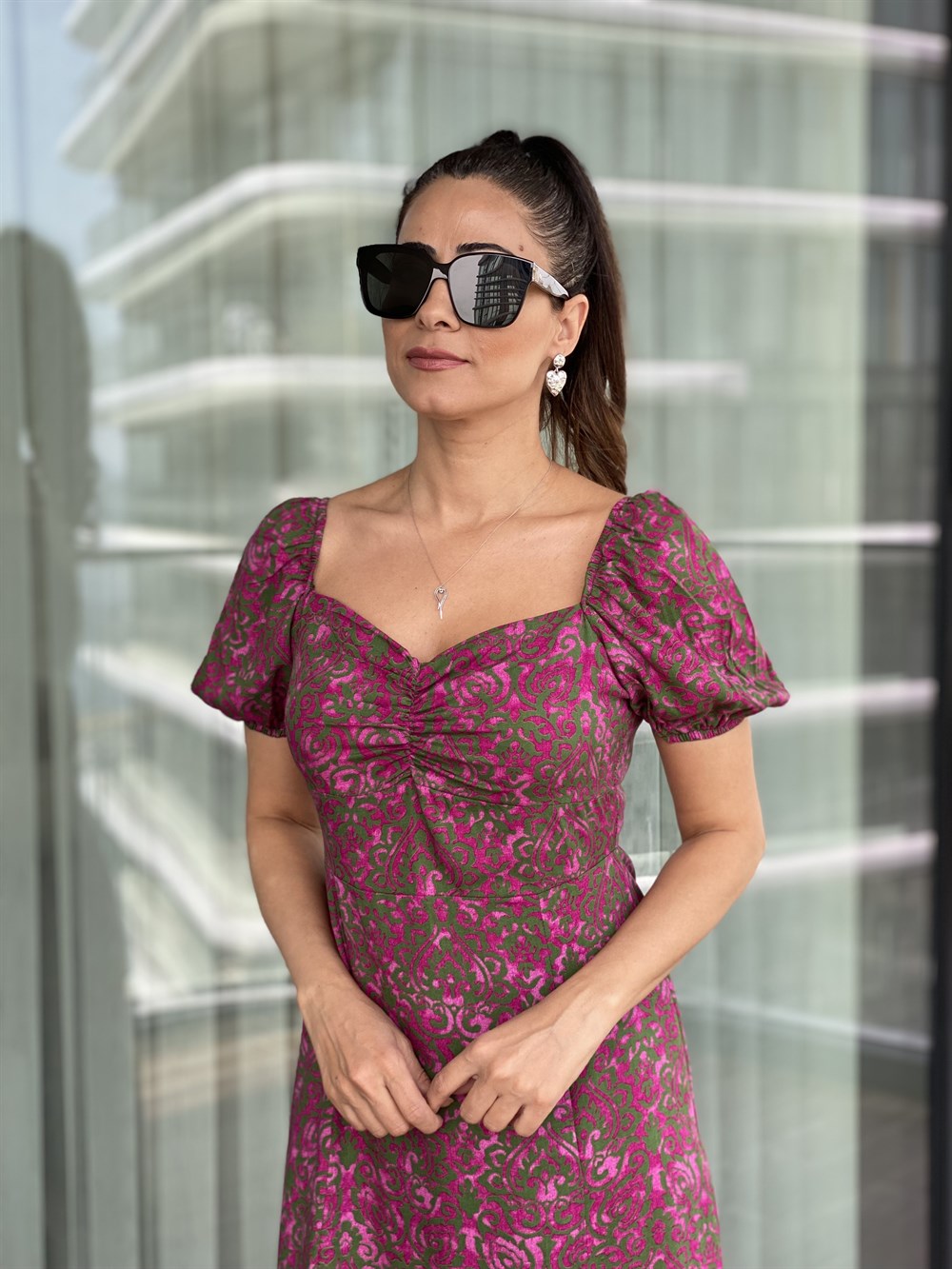 Pembe Desenli Kalp Yaka Yırtmaçlı Elbise