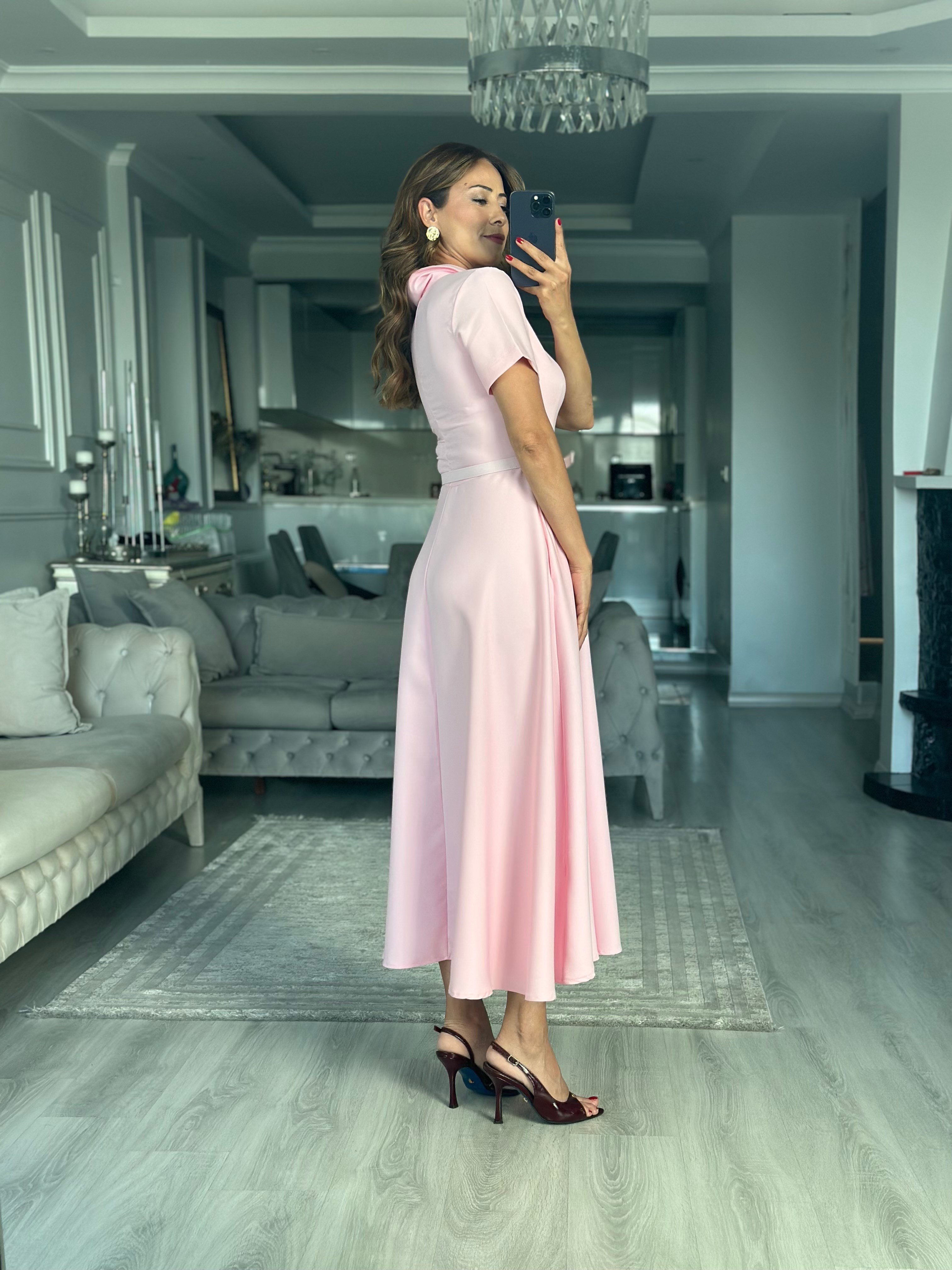 Pembe Gömlek Yaka Önden Fermuarlı Kemerli Midi Boy Kadın Gömlek Elbise