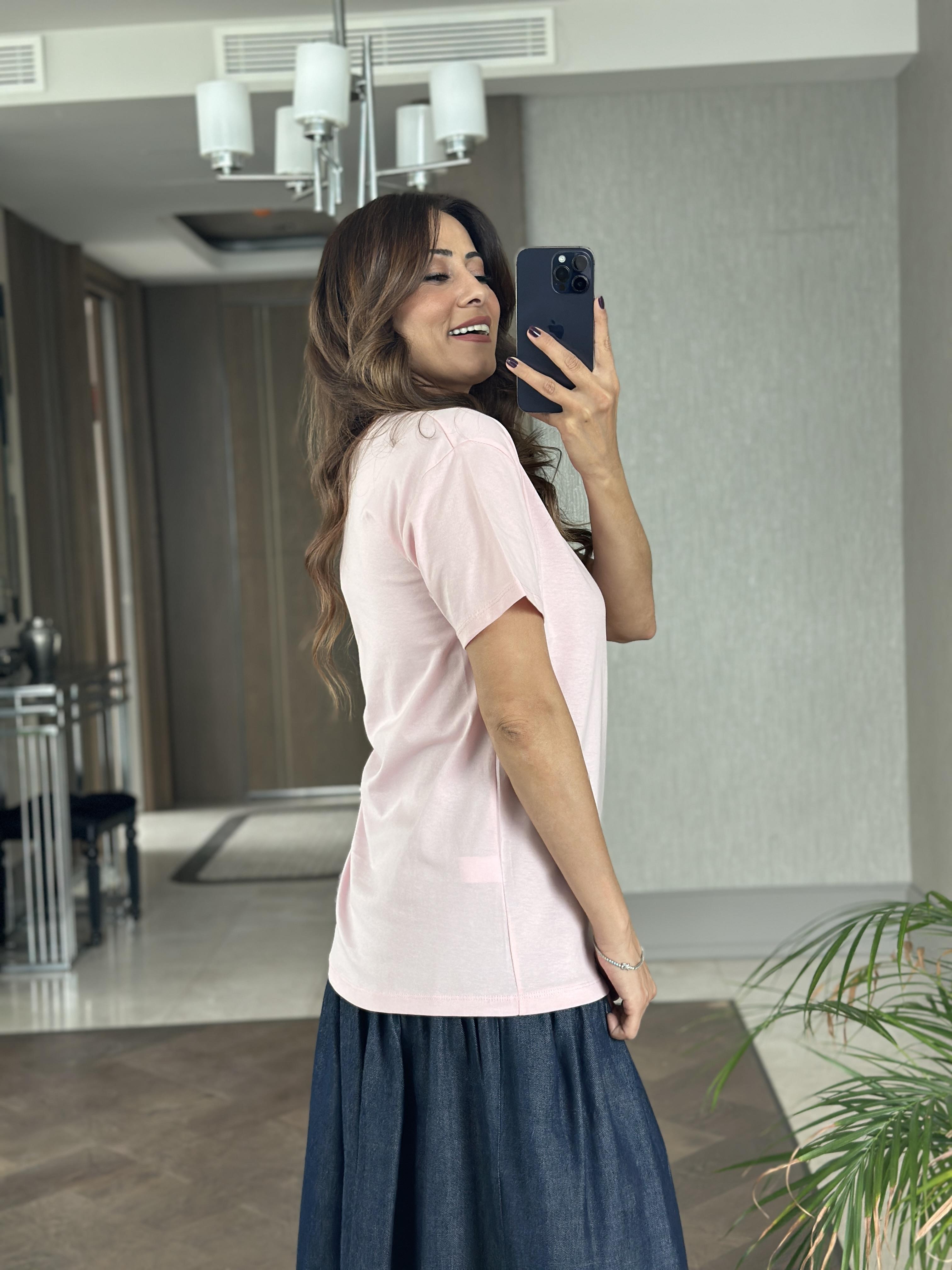 Pembe Organze Taş Kalpli Bisiklet Yaka Kadın T-Shirt