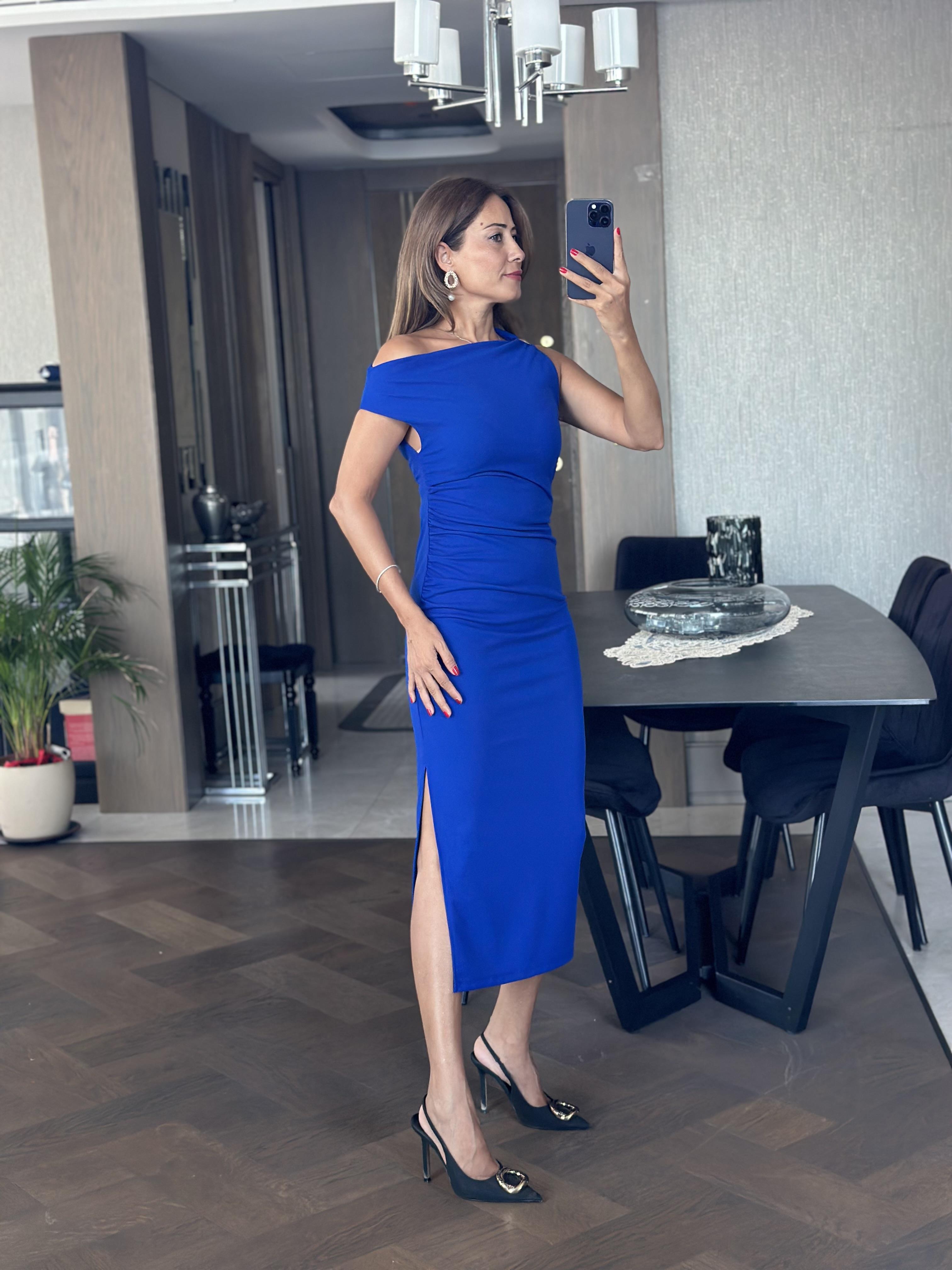 Saks Tek Omzu Metal Aksesuarlı Yırtmaçlı Midi Boy Kadın Elbise