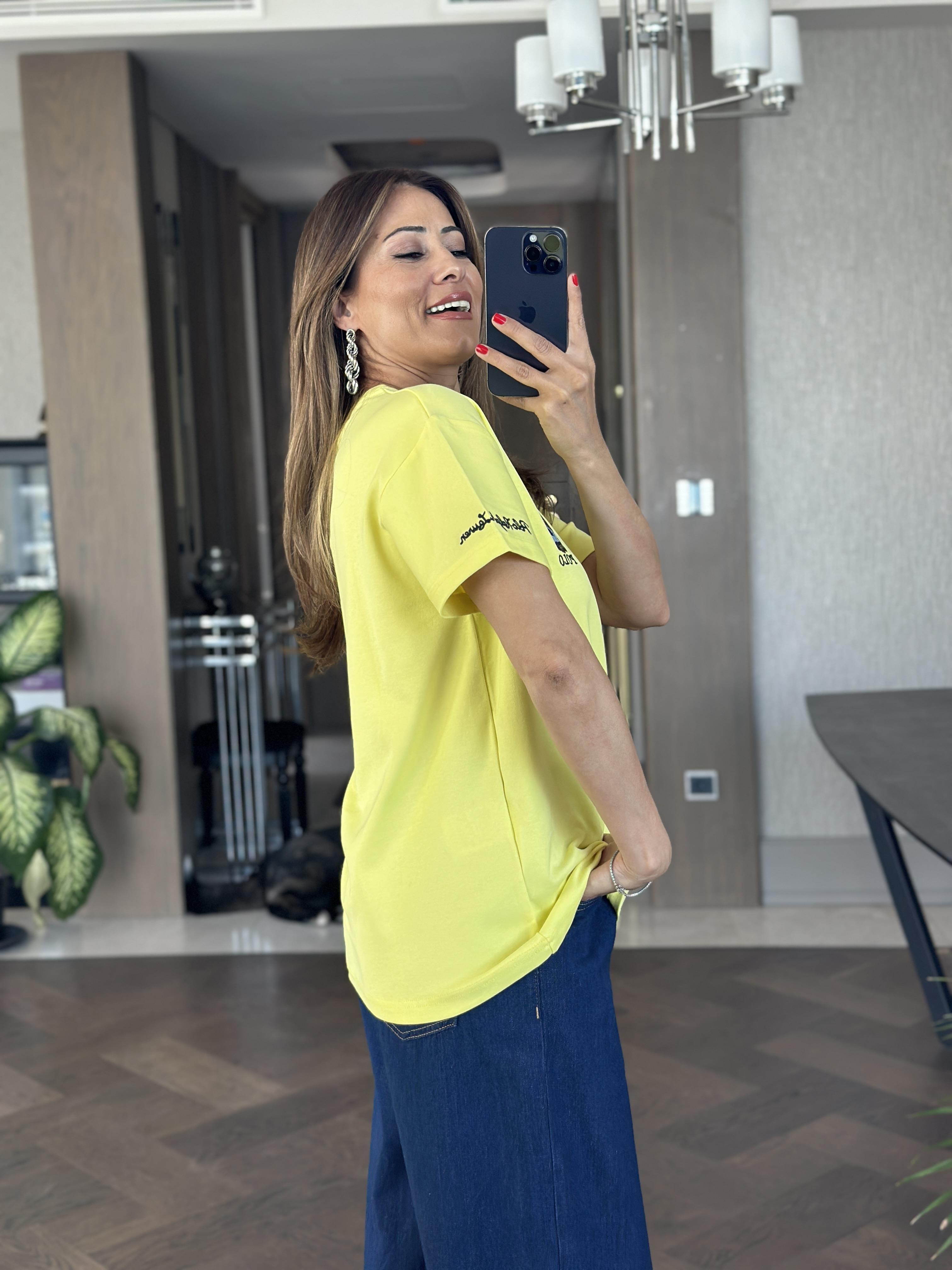 Sarı Bisiklet Yaka Kol Ucu Yazı Nakışlı  Ayıcık Kadın T-Shirt 