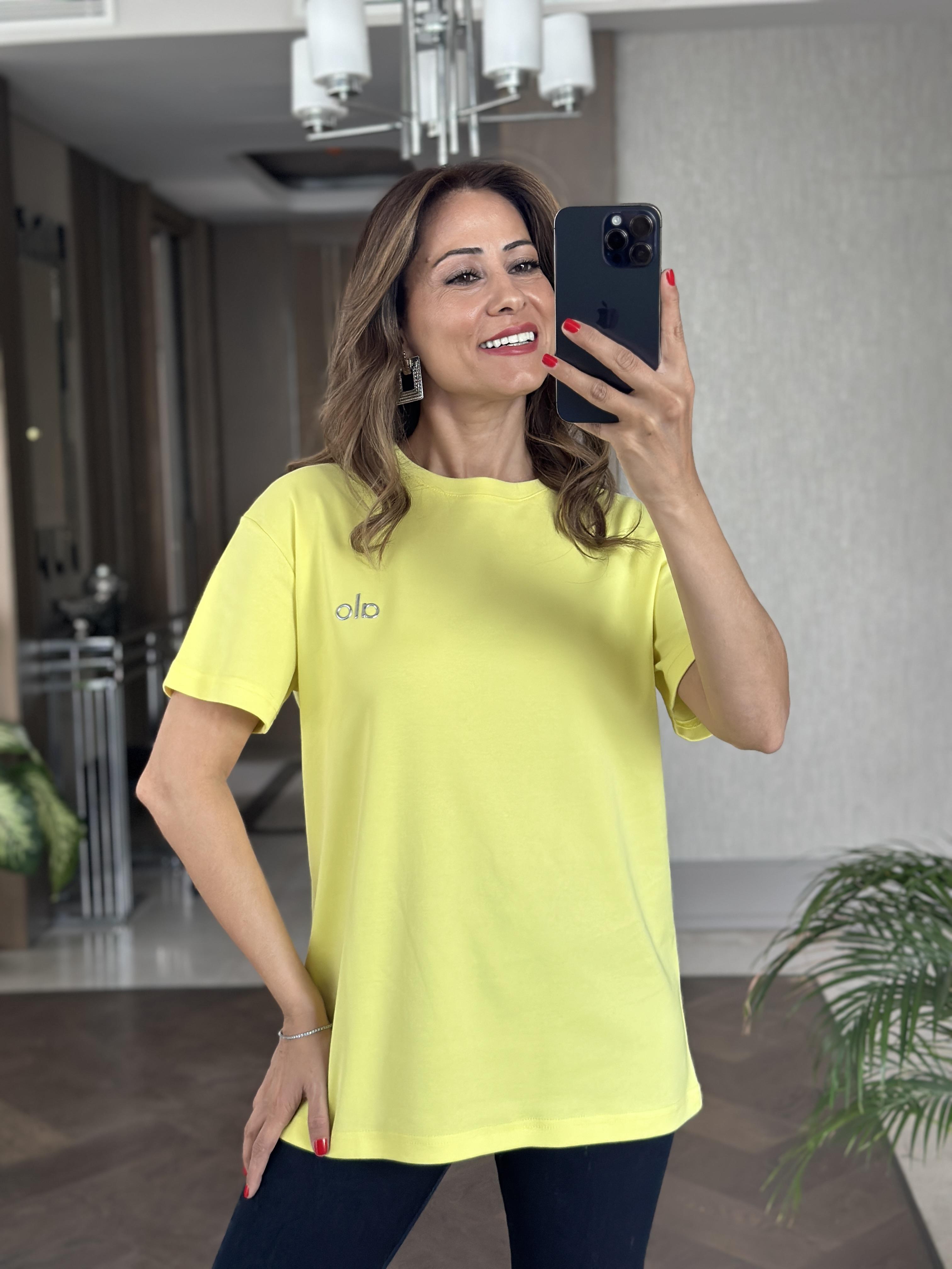 Sarı Logo Detaylı Bisiklet Yaka Basic Kadın T-Shirt