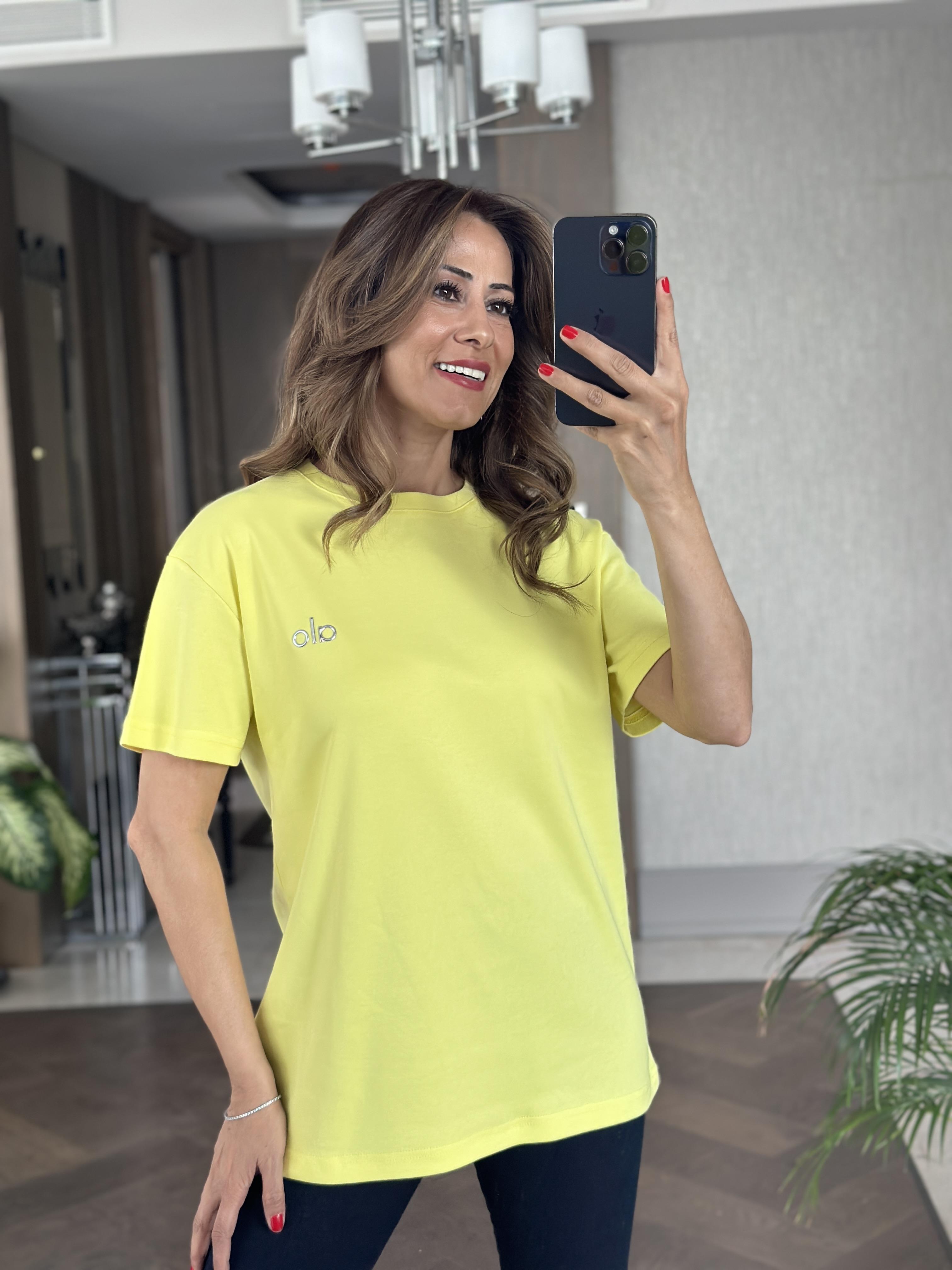 Sarı Logo Detaylı Bisiklet Yaka Basic Kadın T-Shirt