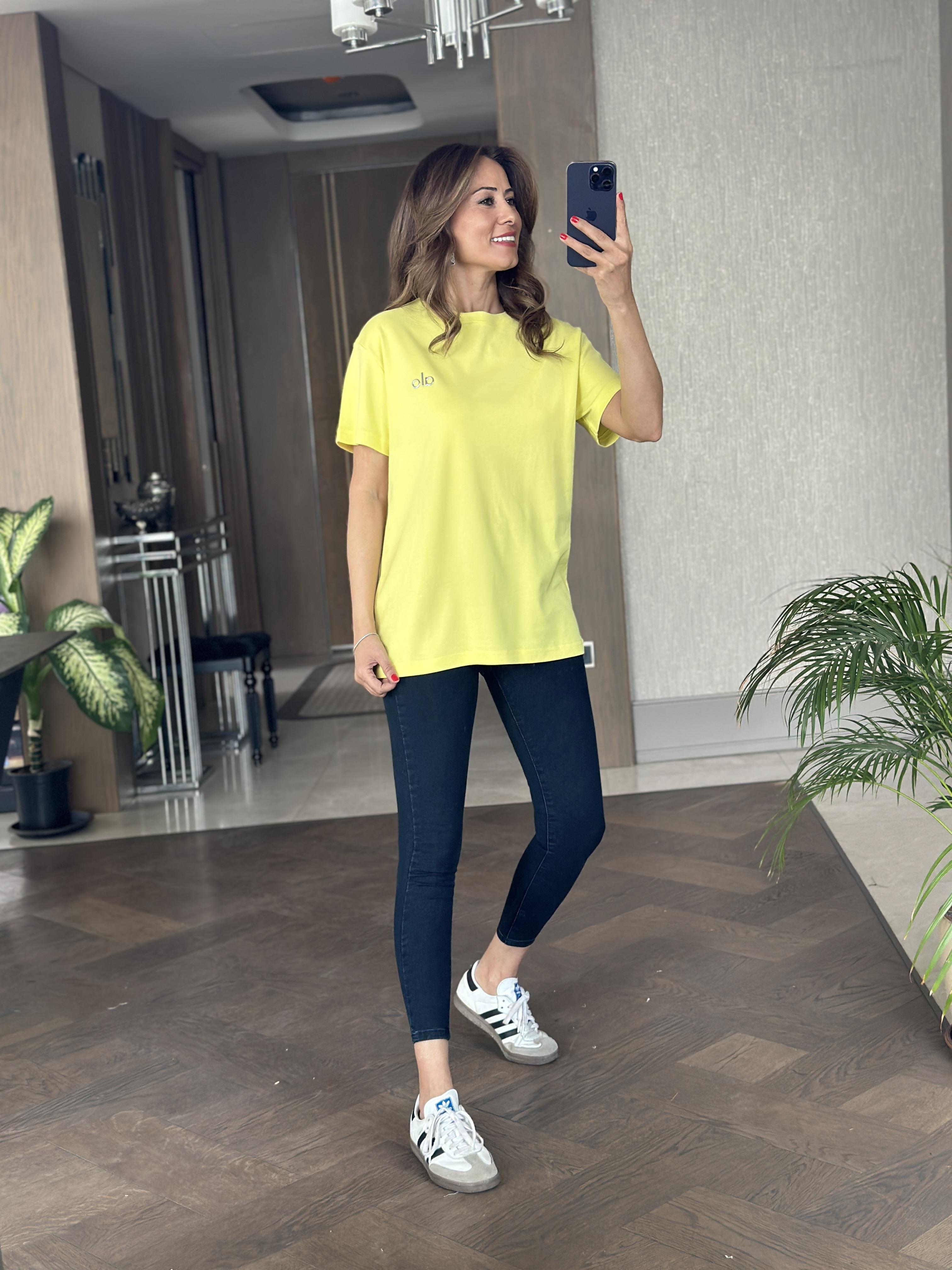 Sarı Logo Detaylı Bisiklet Yaka Basic Kadın T-Shirt