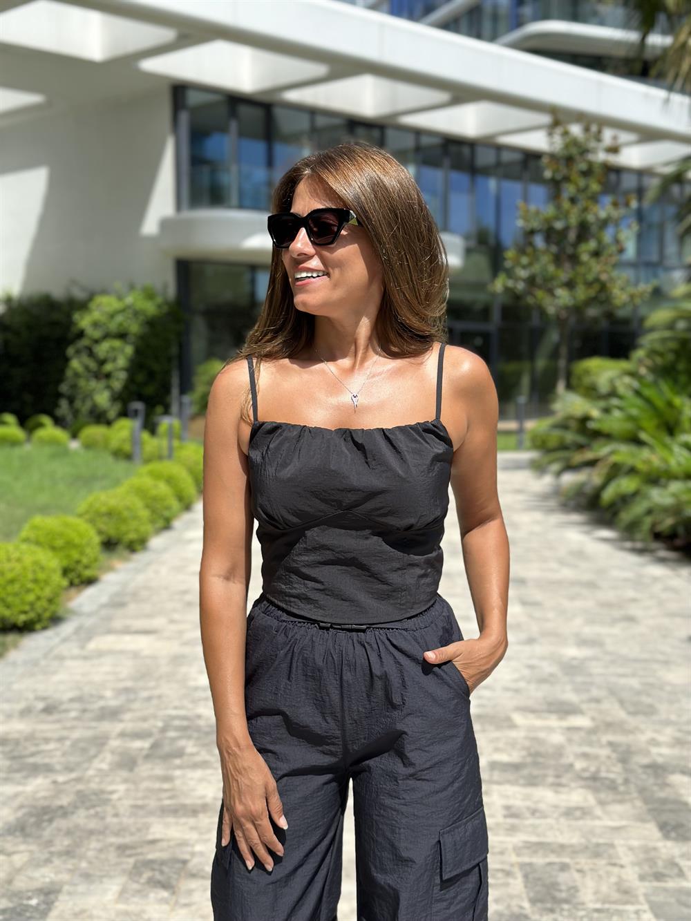 Siyah Ayarlanabilir Askılı Arka Bel Gipeli Paraşüt Kadın Crop Bluz