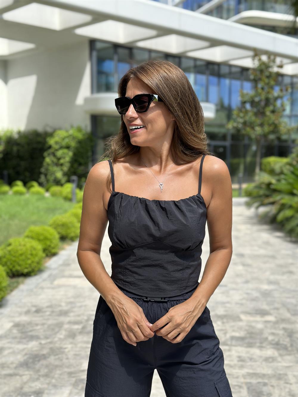 Siyah Ayarlanabilir Askılı Arka Bel Gipeli Paraşüt Kadın Crop Bluz