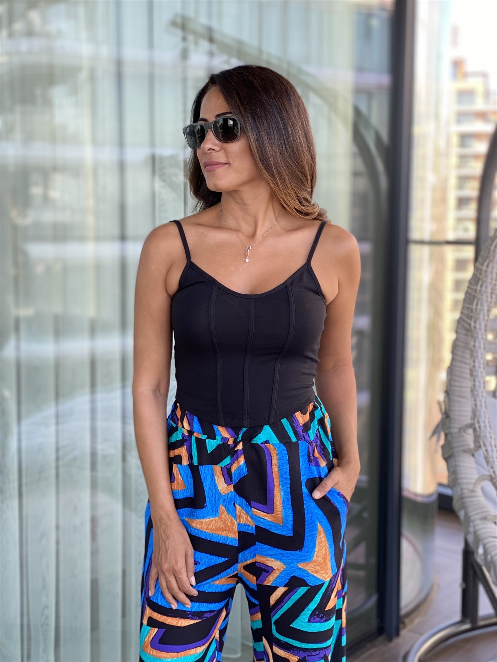 Siyah Ayarlanabilir Askılı Kadın Crop