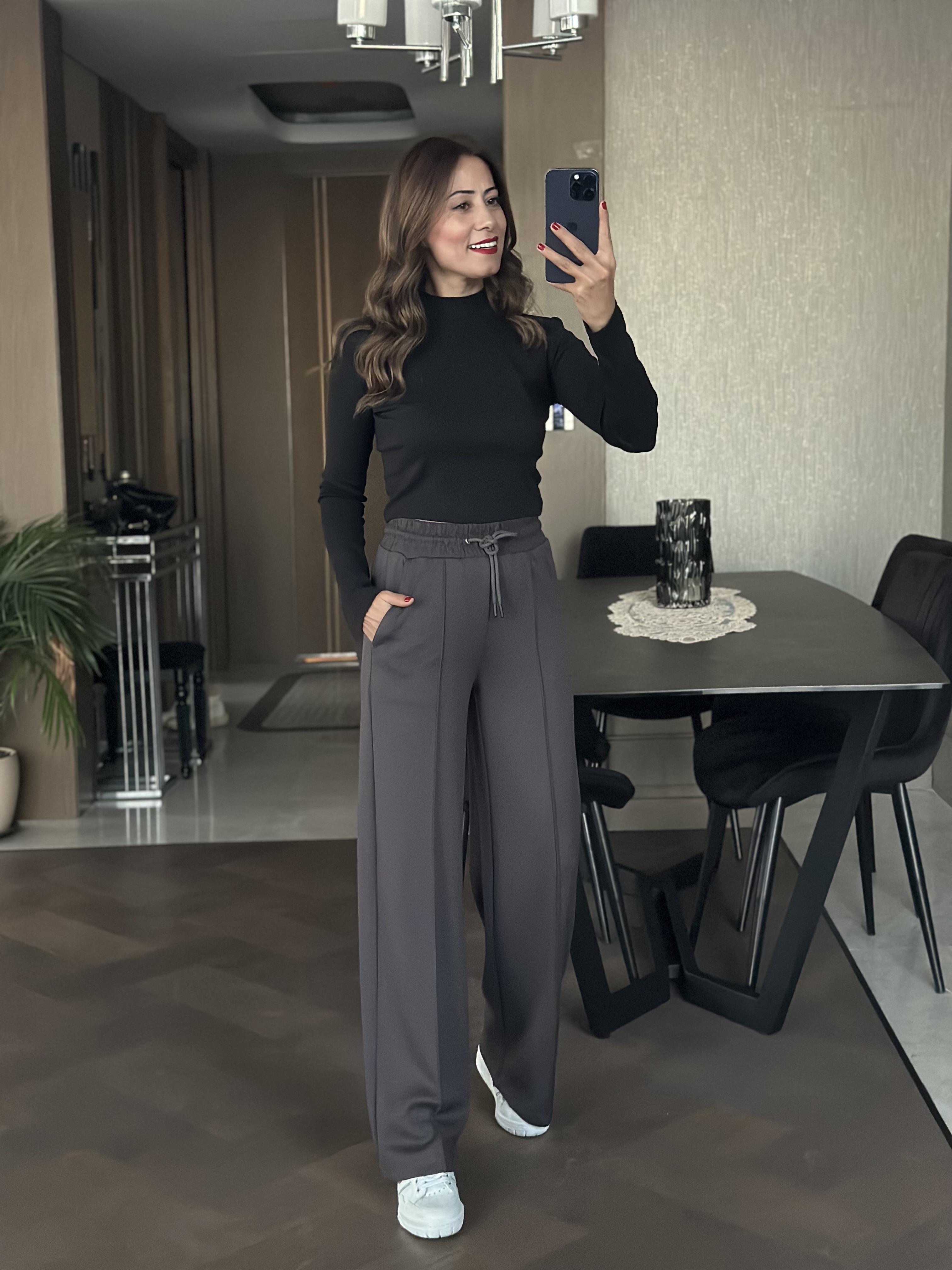 Siyah Dik Yaka Uzun Kol Kadın Crop Body