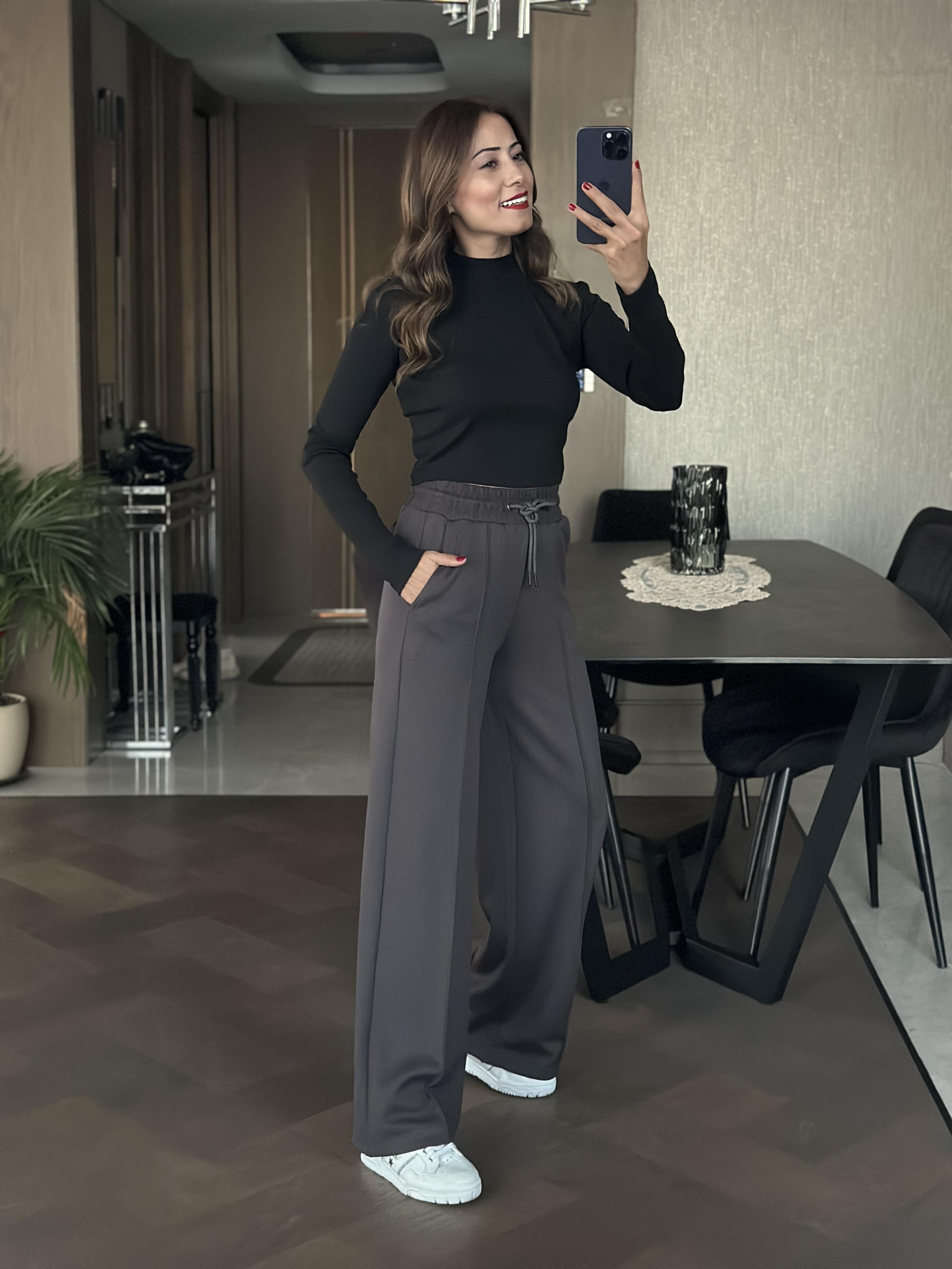 Siyah Dik Yaka Uzun Kol Kadın Crop Body