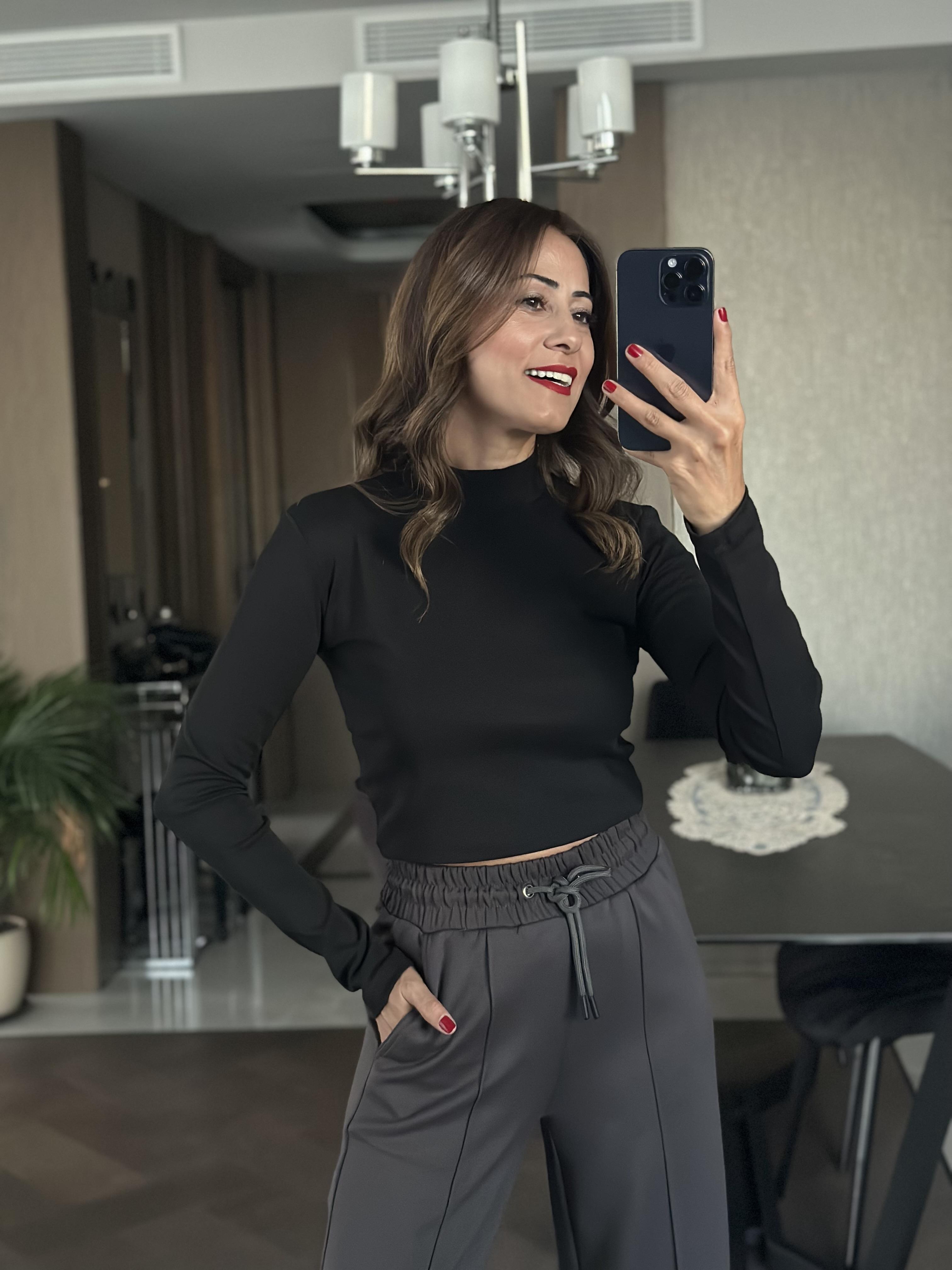 Siyah Dik Yaka Uzun Kol Kadın Crop Body