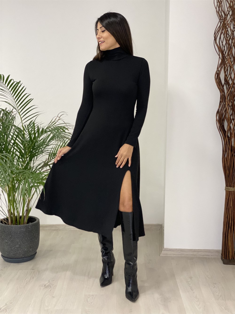 Siyah Balıkçı Yaka Yırtmaçlı Midi Boy Kadın Elbise