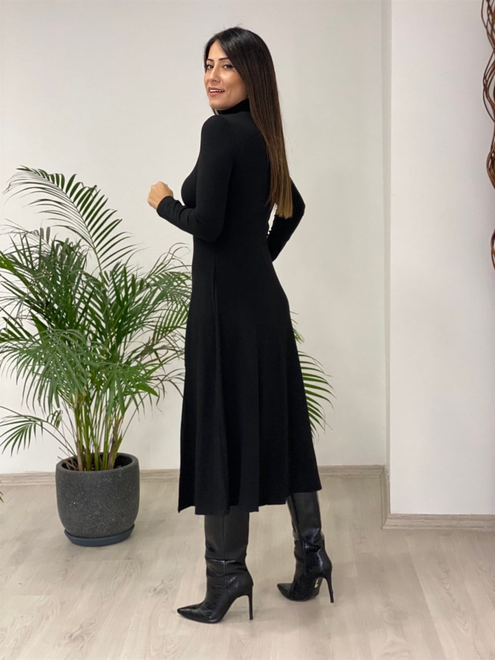 Siyah Balıkçı Yaka Yırtmaçlı Midi Boy Kadın Elbise