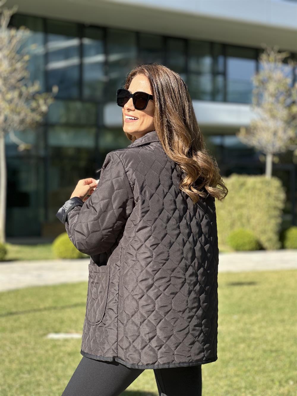 Siyah Balıksırtı Desenli Kapitone Kadın Mont