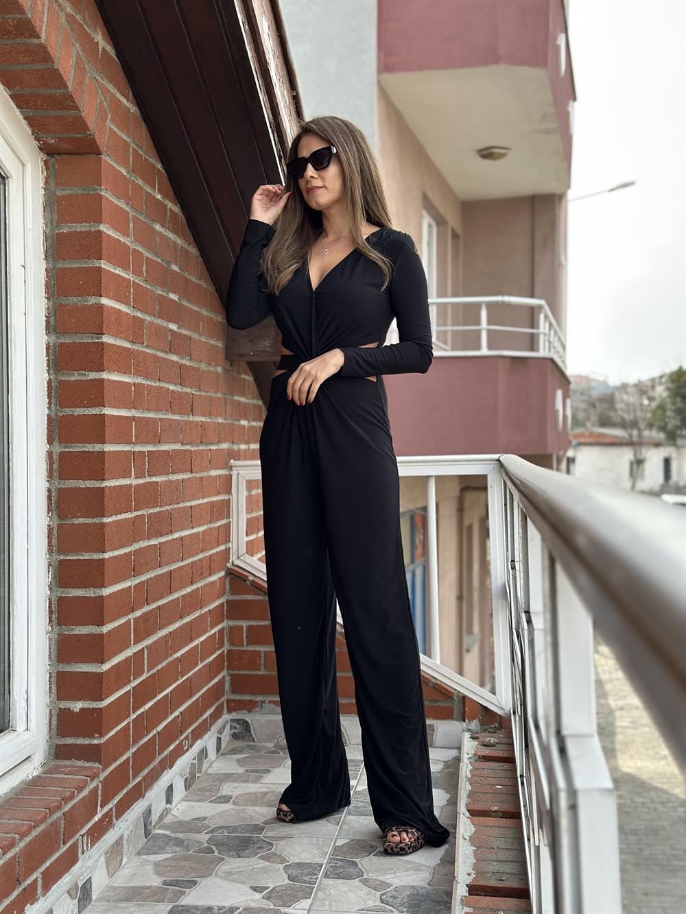 Siyah Bel Dekolteli Arkası Fermuarlı Sandy Kadın Tulum