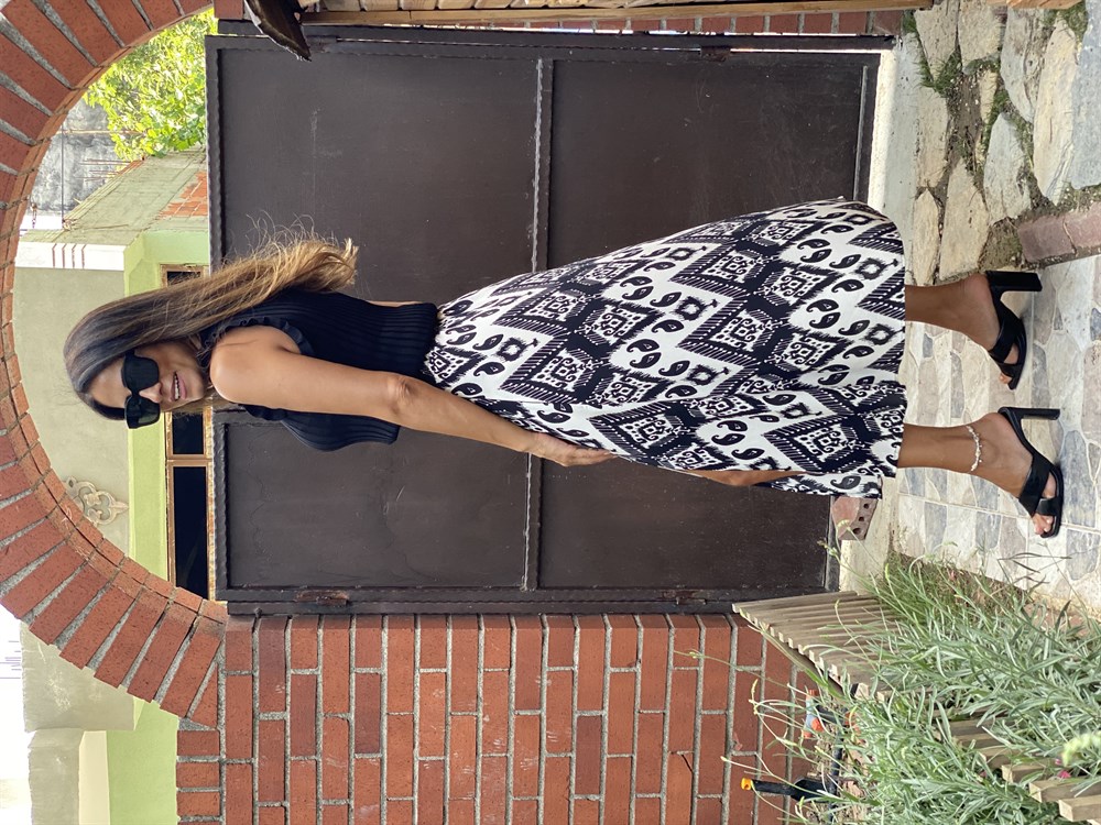 Siyah Desenli Önü Yırtmaçlı Viskon Kadın Etek