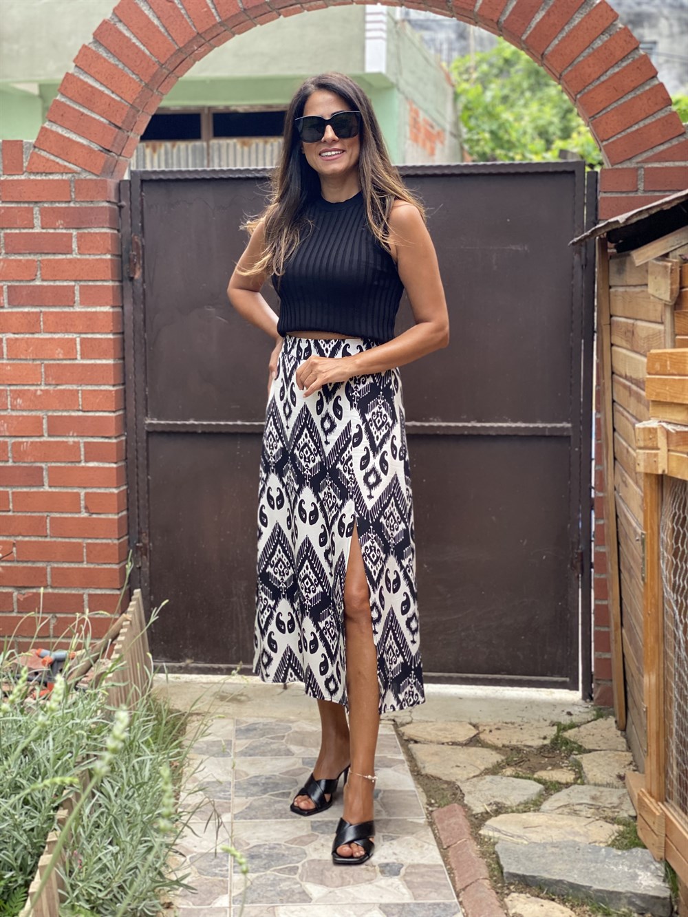 Siyah Desenli Önü Yırtmaçlı Viskon Kadın Etek