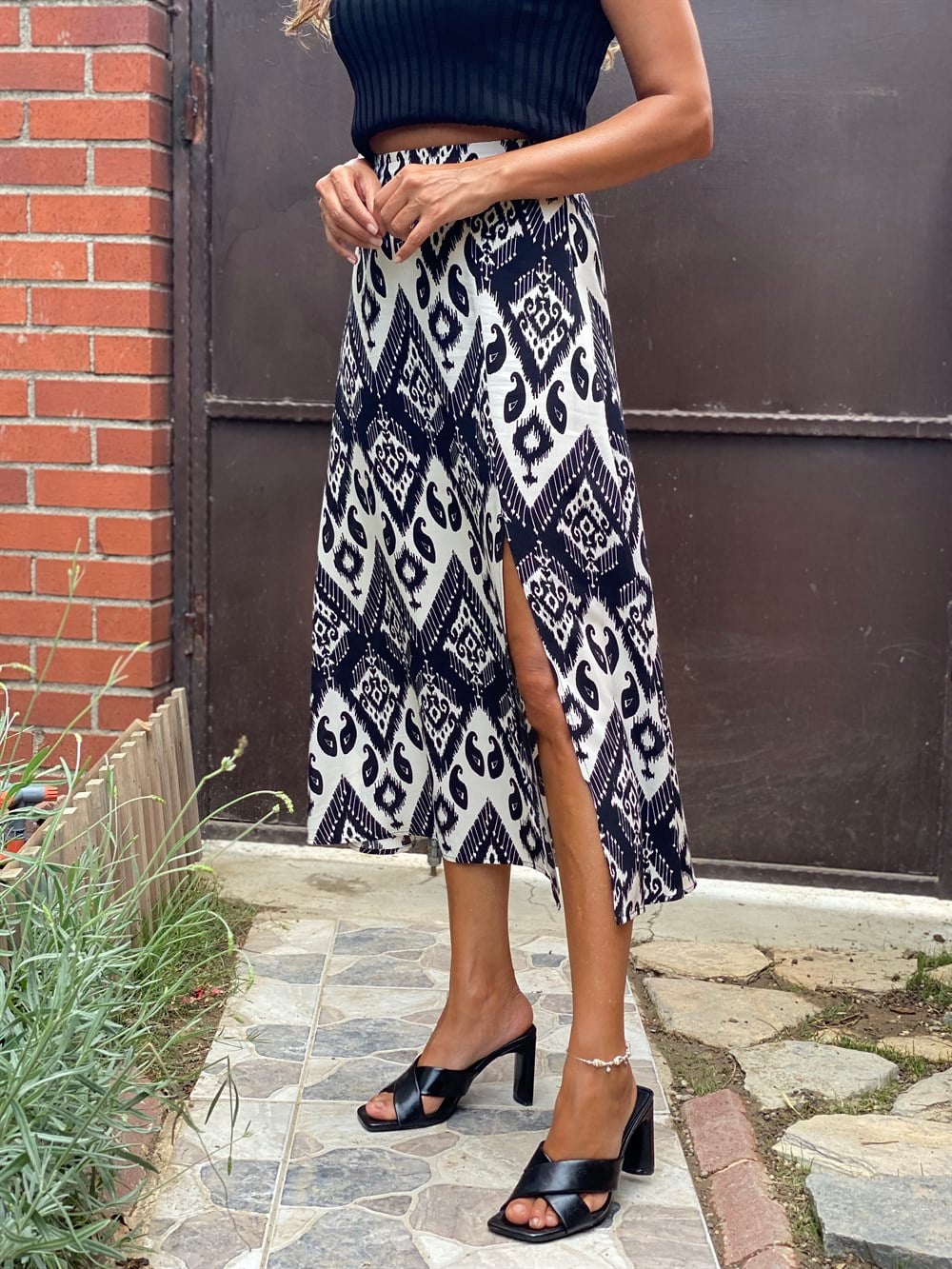 Siyah Desenli Önü Yırtmaçlı Viskon Kadın Etek