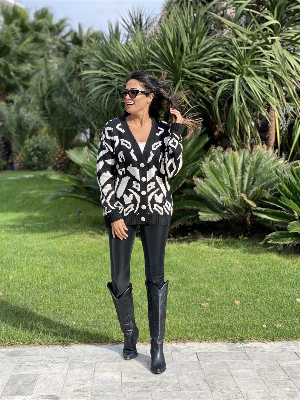 Siyah Beyaz Desenli Düğmeli Triko Kadın Hırka