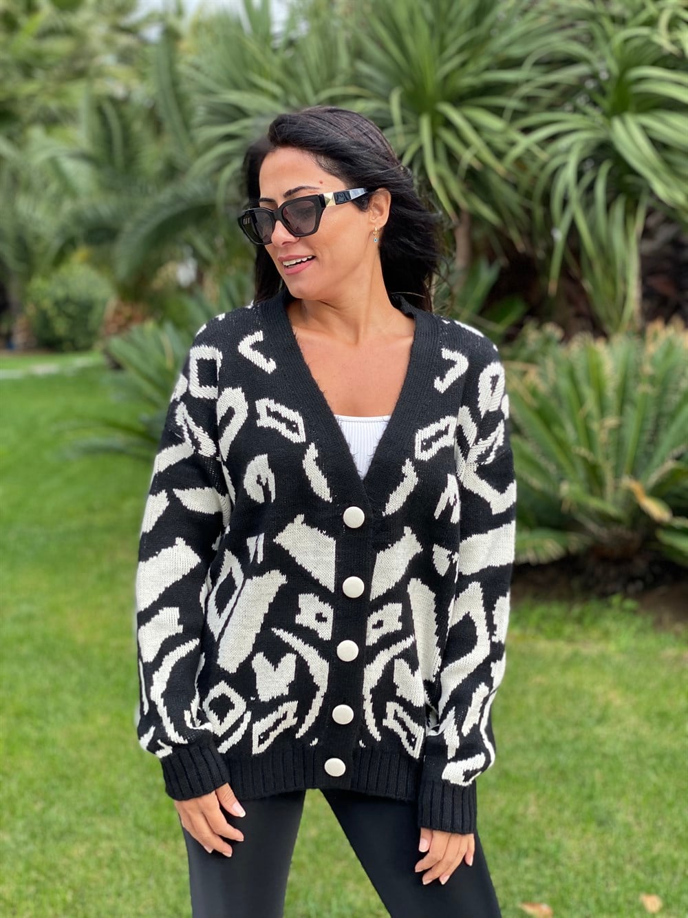 Siyah Beyaz Desenli Düğmeli Triko Kadın Hırka