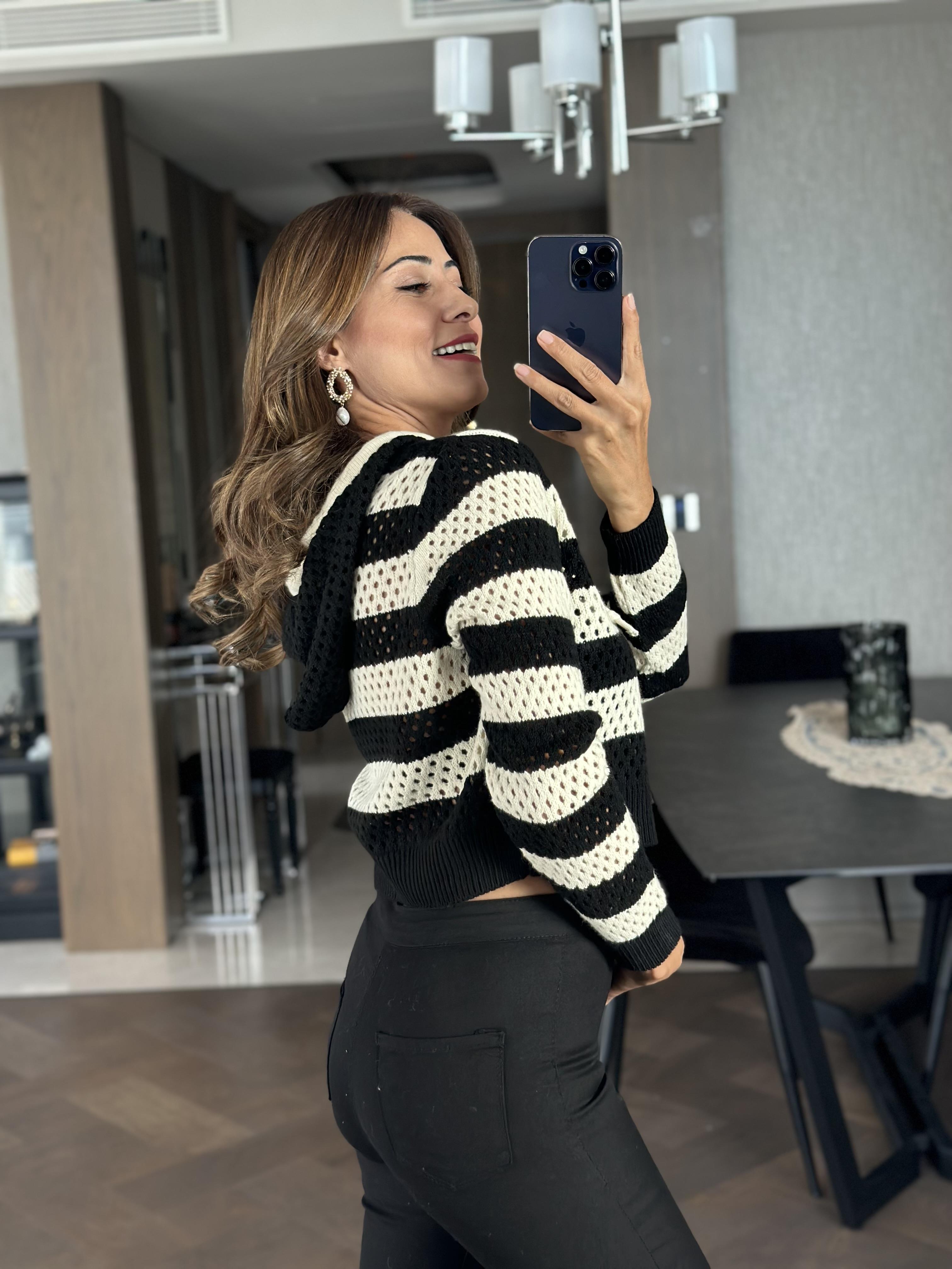 Siyah Beyaz File Kapüşonlu Kadın Crop Kazak