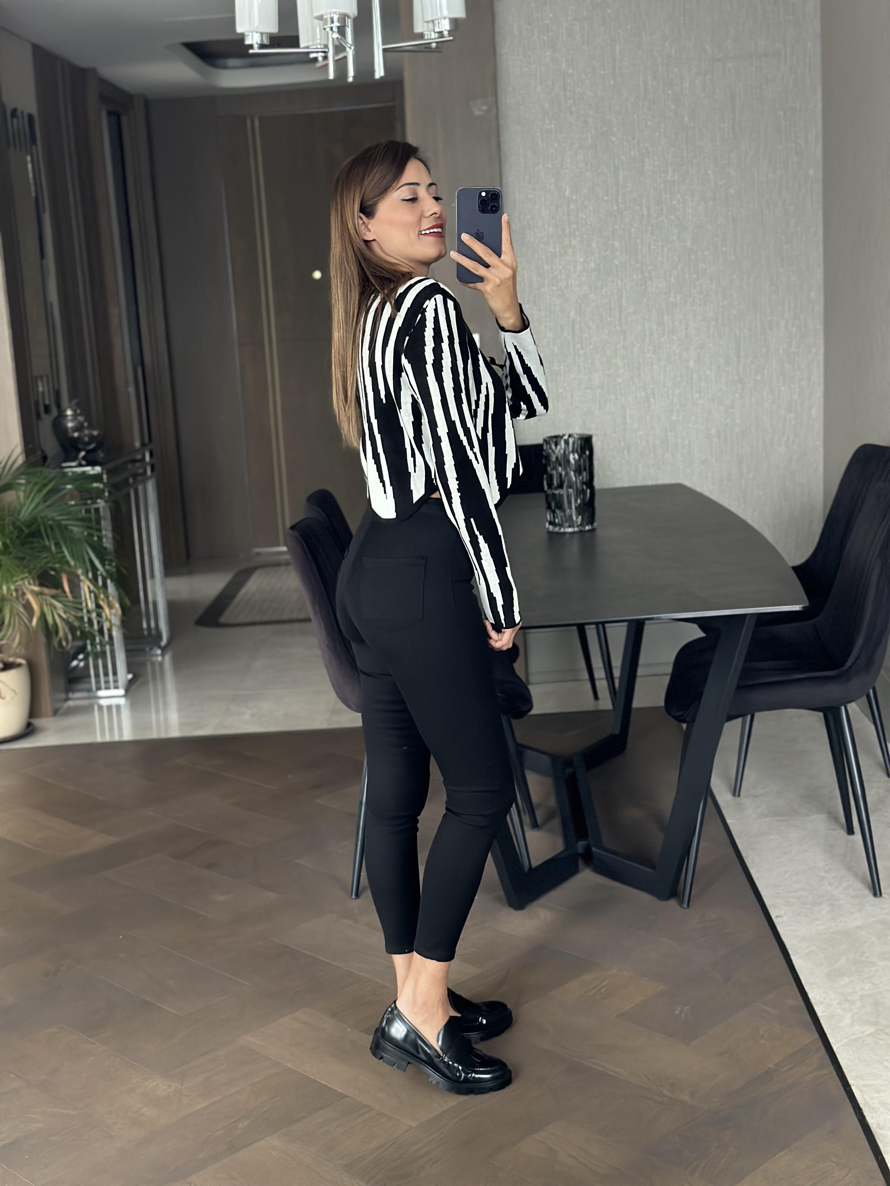 Siyah Beyaz Vatkalı Zebra Desen Düğmeli Hırka Kazak