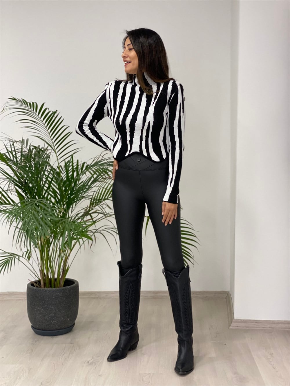 Siyah Beyaz Zebra Desen Vatkalı Balıkçı Yaka Kadın Kazak
