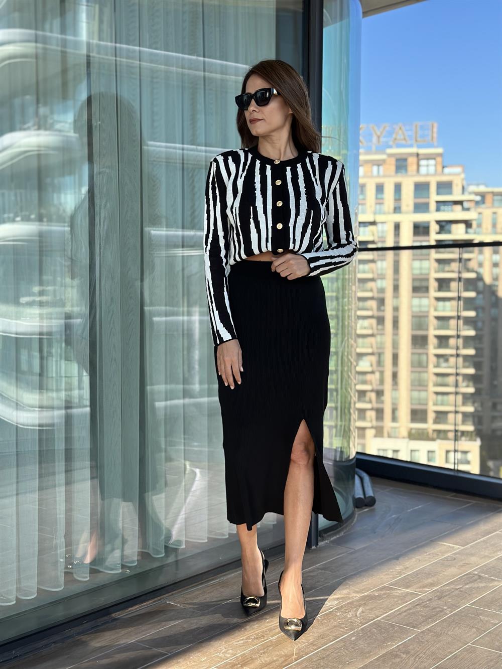 Siyah Beyaz Zebra Desen Vatkalı Düğmeli Hırka Kazak