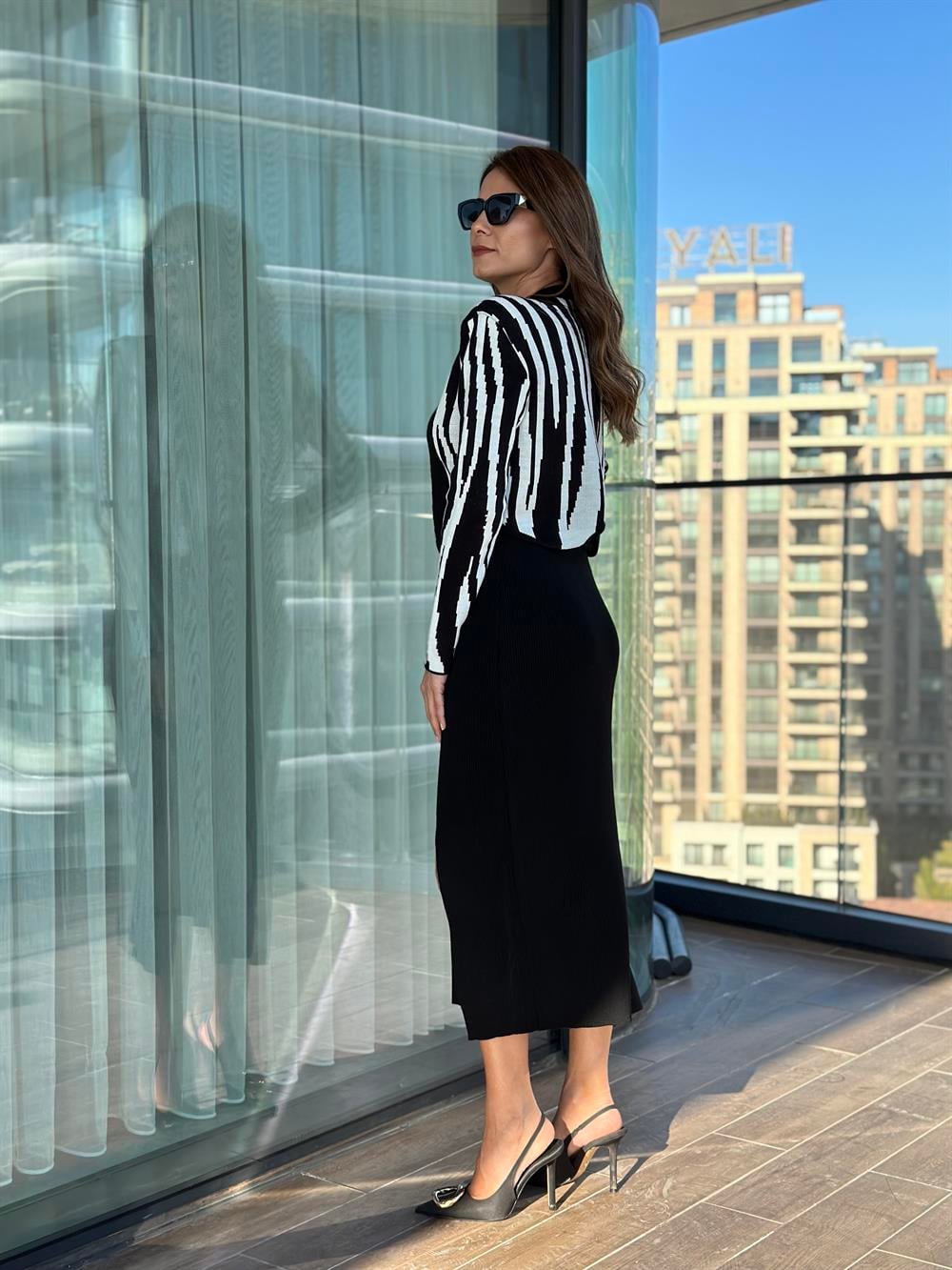 Siyah Beyaz Zebra Desen Vatkalı Düğmeli Hırka Kazak