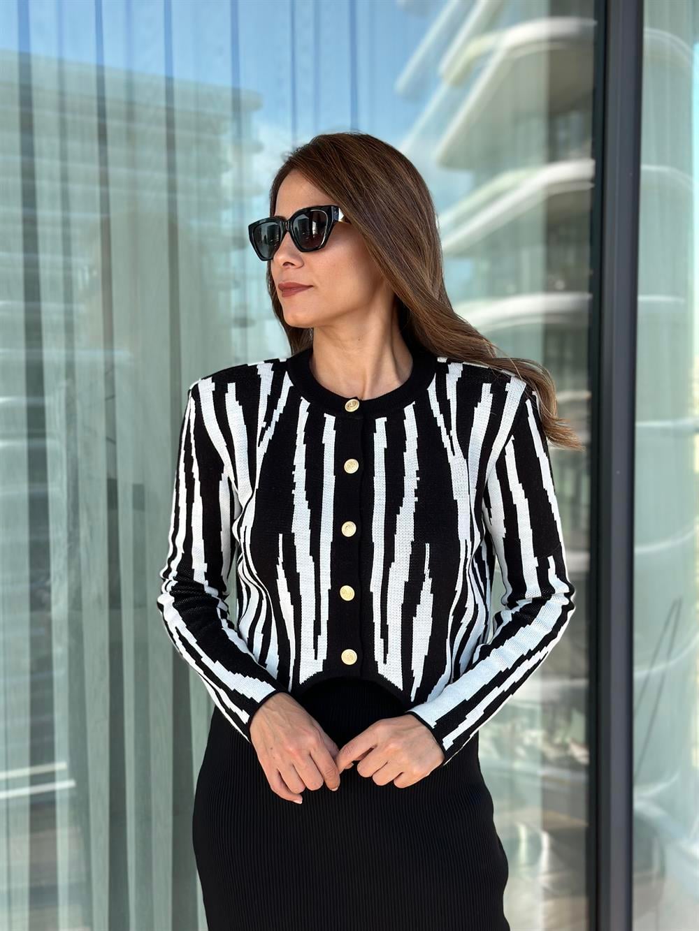 Siyah Beyaz Zebra Desen Vatkalı Düğmeli Hırka Kazak