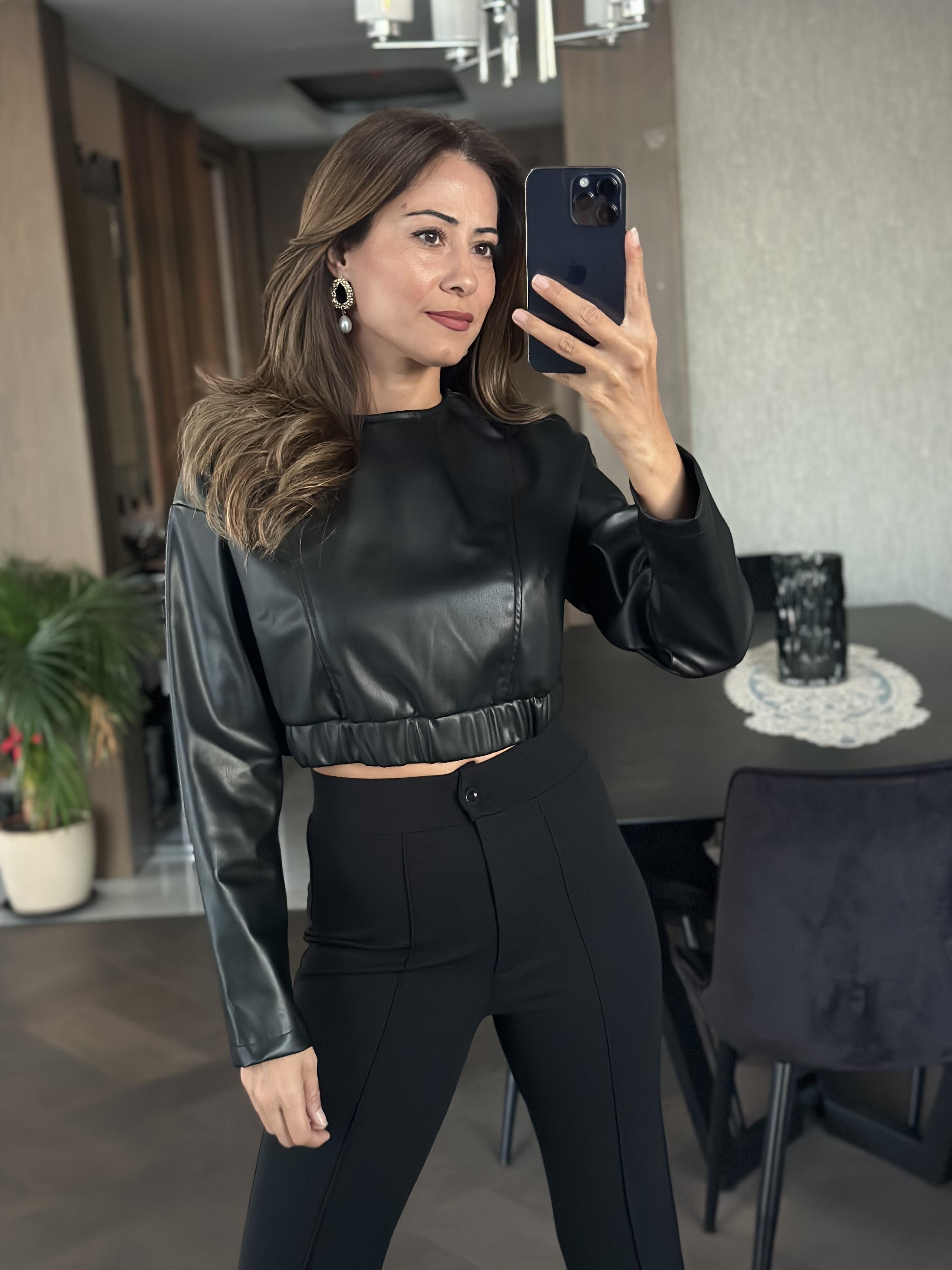 Siyah Bisiklet Yaka Beli Lastikli Deri Kadın Crop Bluz