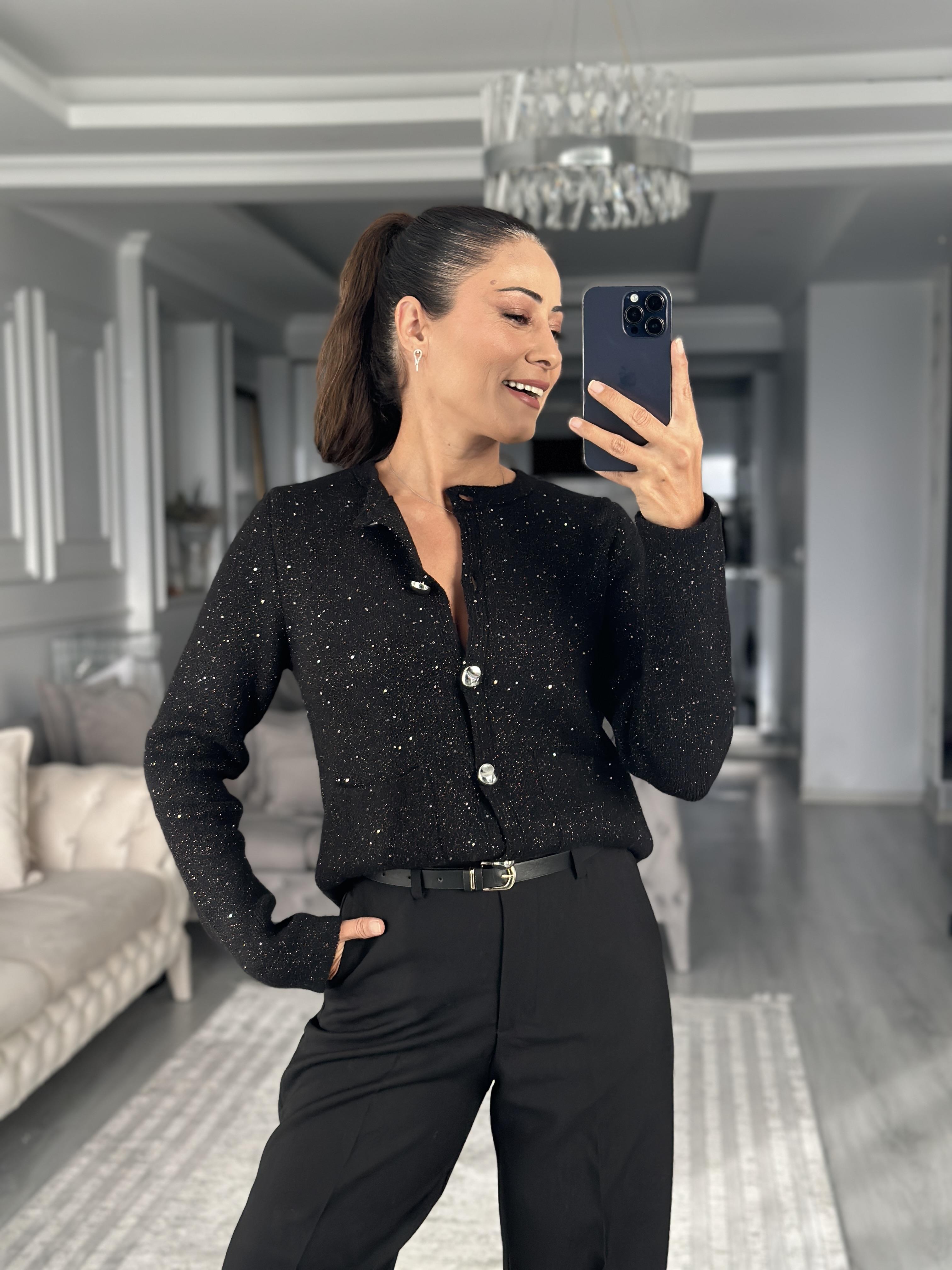 Siyah Bisiklet Yaka Düğmeli Pullu Kadın Triko Hırka