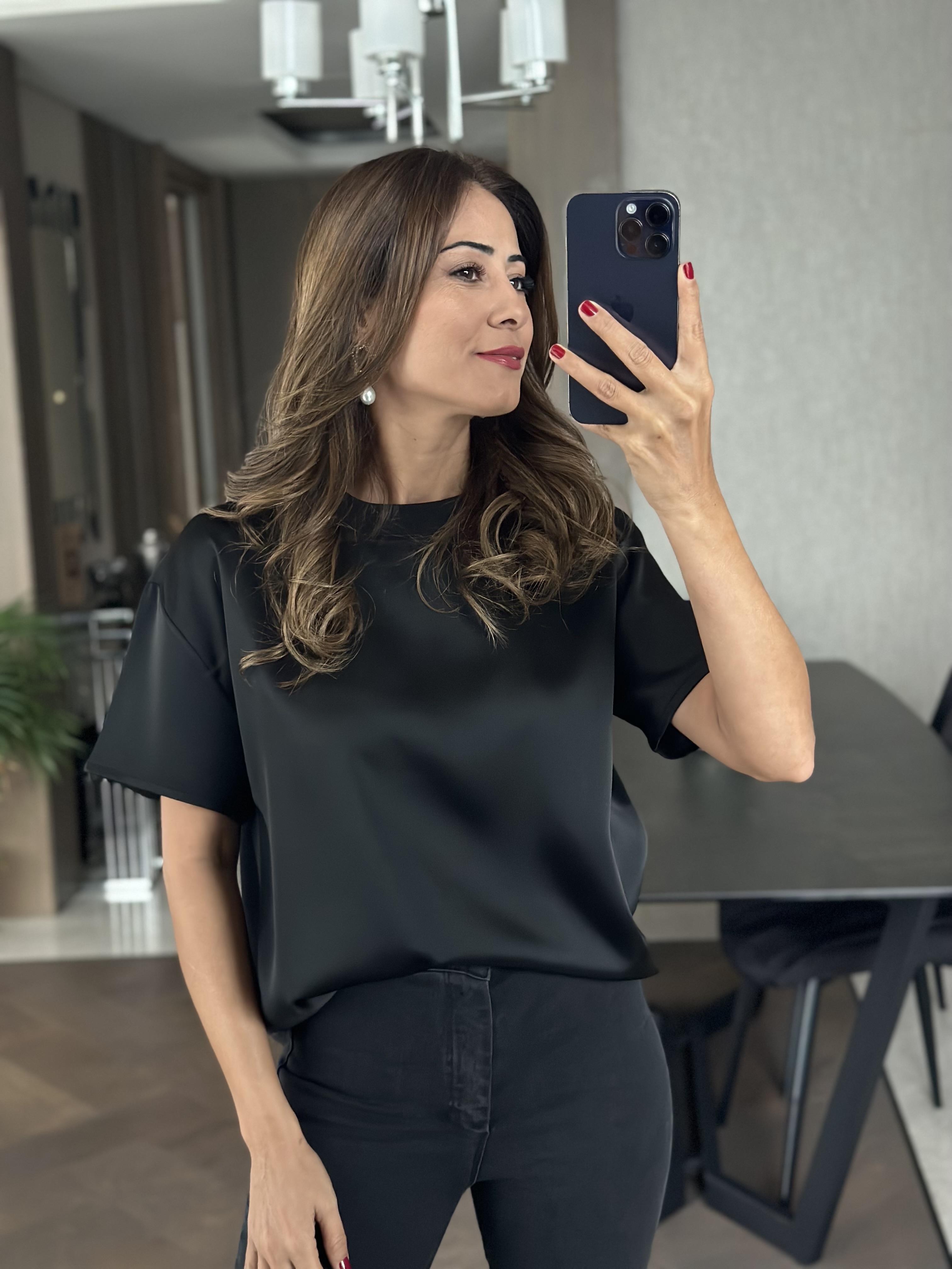 Siyah Bisiklet Yaka Kısa Kol Saten Kadın T-shirt