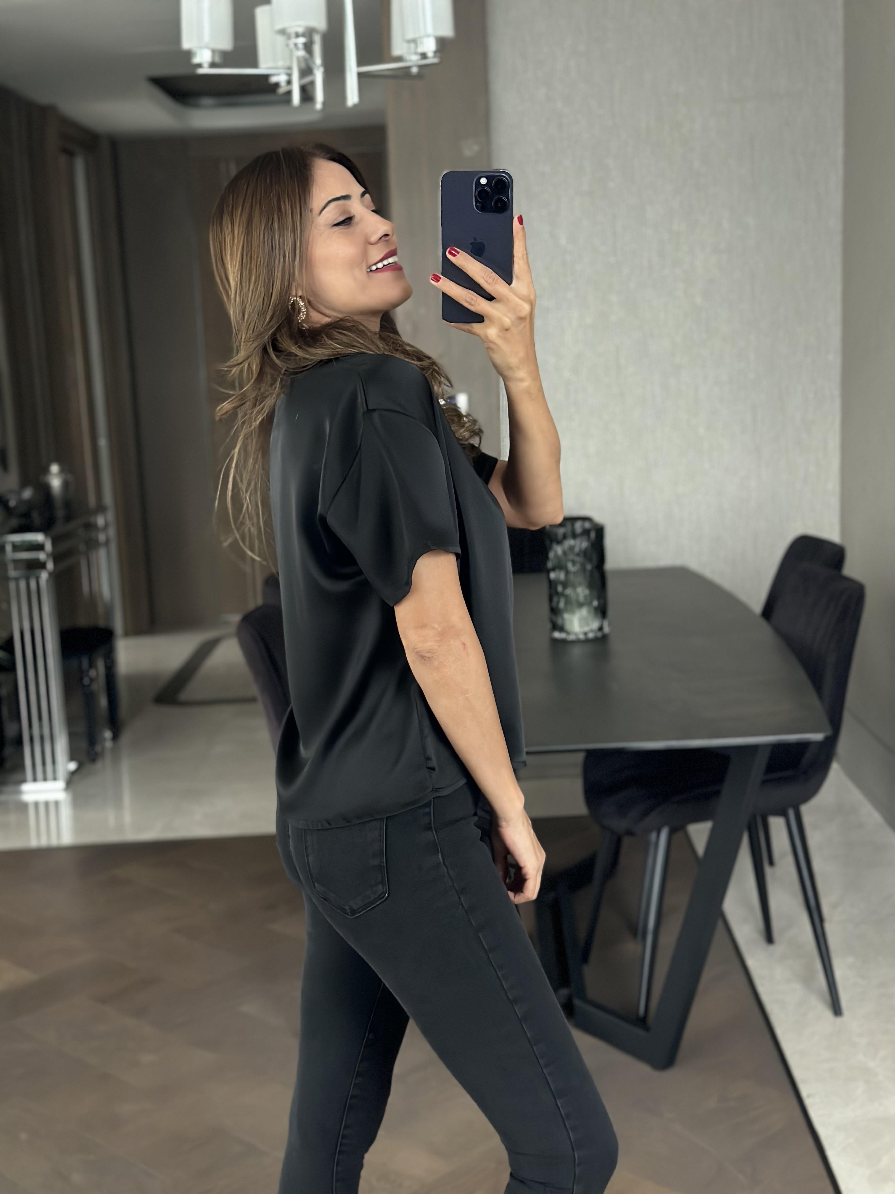 Siyah Bisiklet Yaka Kısa Kol Saten Kadın T-shirt