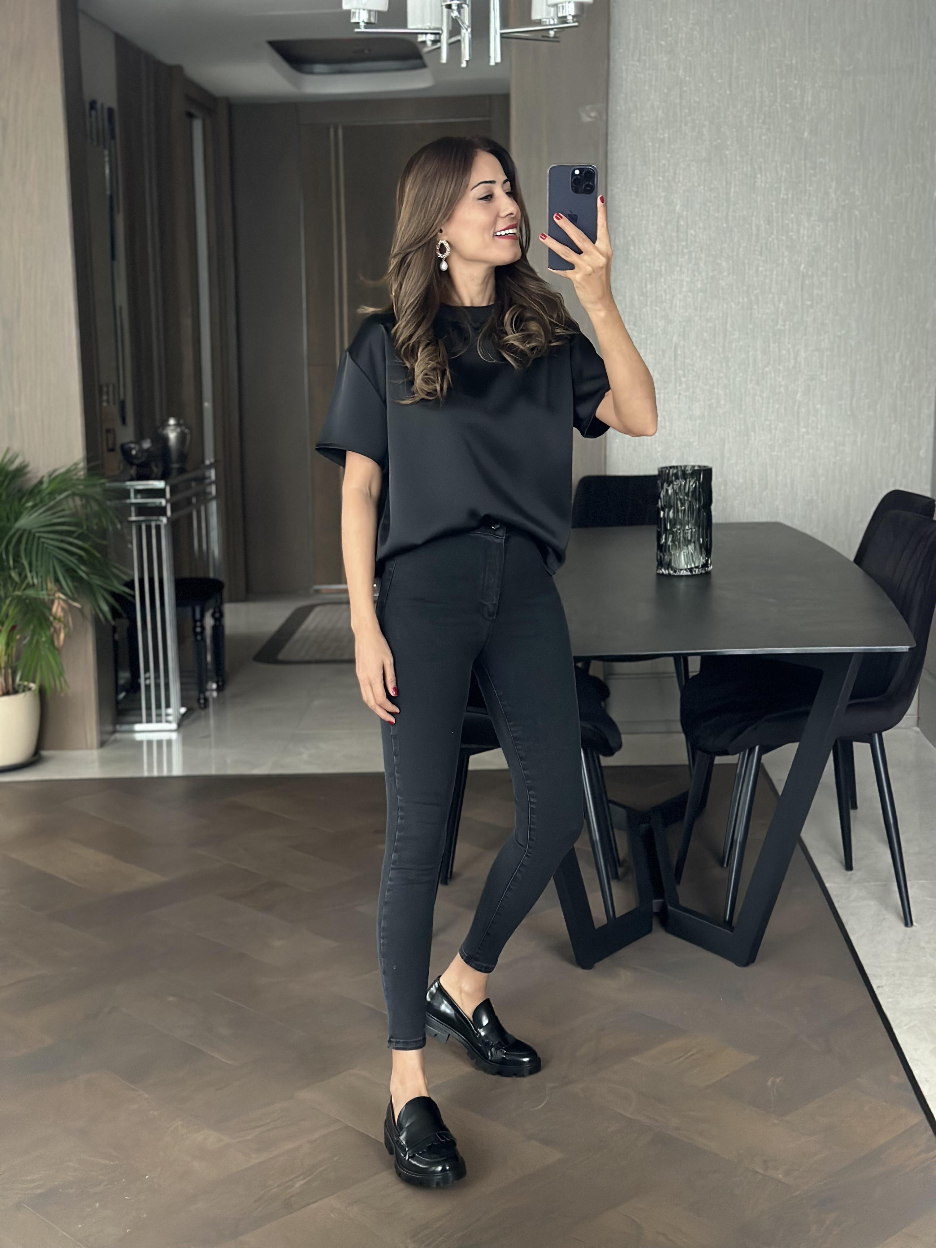 Siyah Bisiklet Yaka Kısa Kol Saten Kadın T-shirt