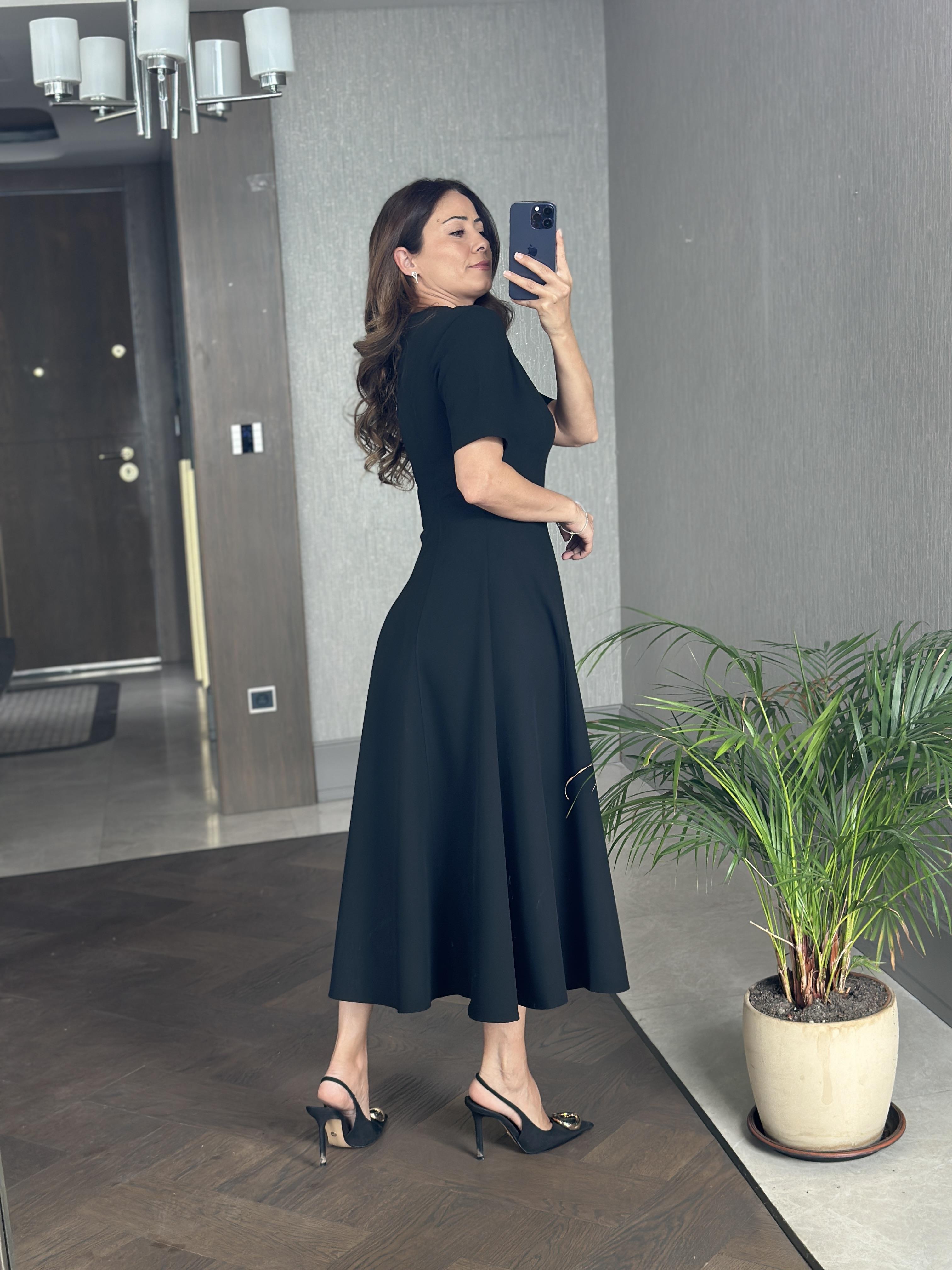 Siyah Bisiklet Yaka Kısa Kol Sırtı Fermuarlı Parçalı Kadın Midi Boy Elbise