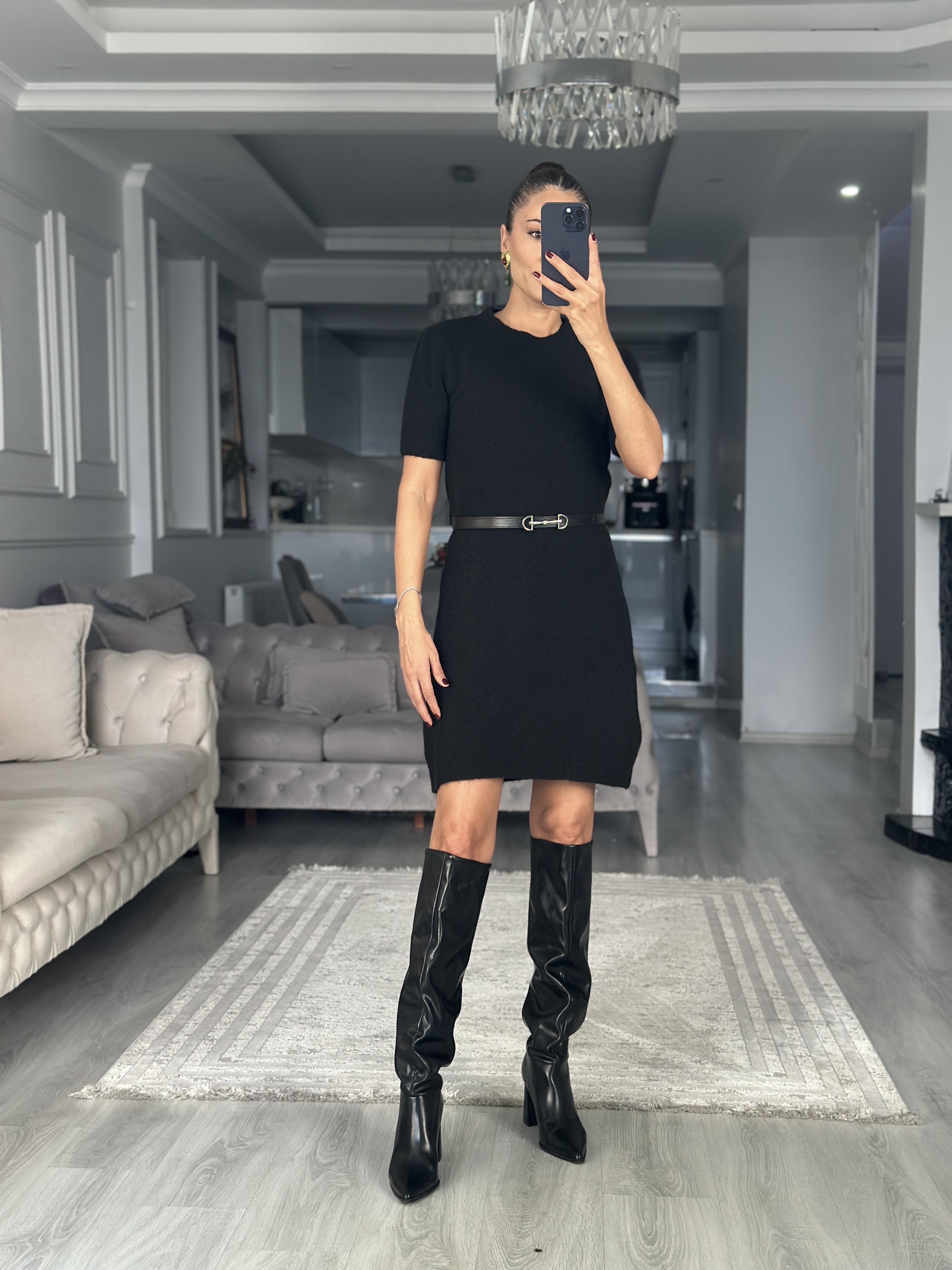 Siyah Bisiklet Yaka Kısa Kol Yumuşak Dokulu Kadın Triko Elbise